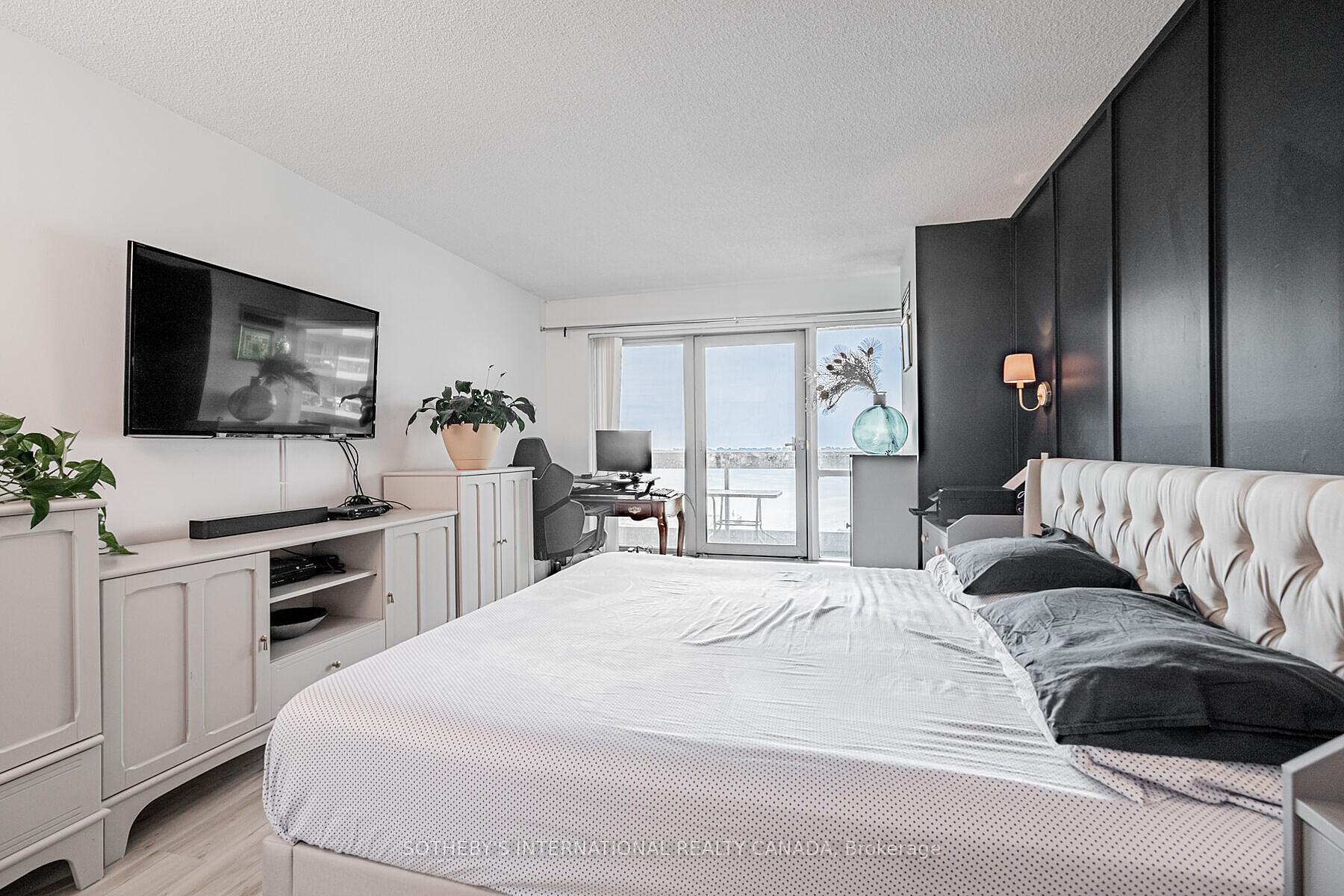 10 Yonge Street 1012