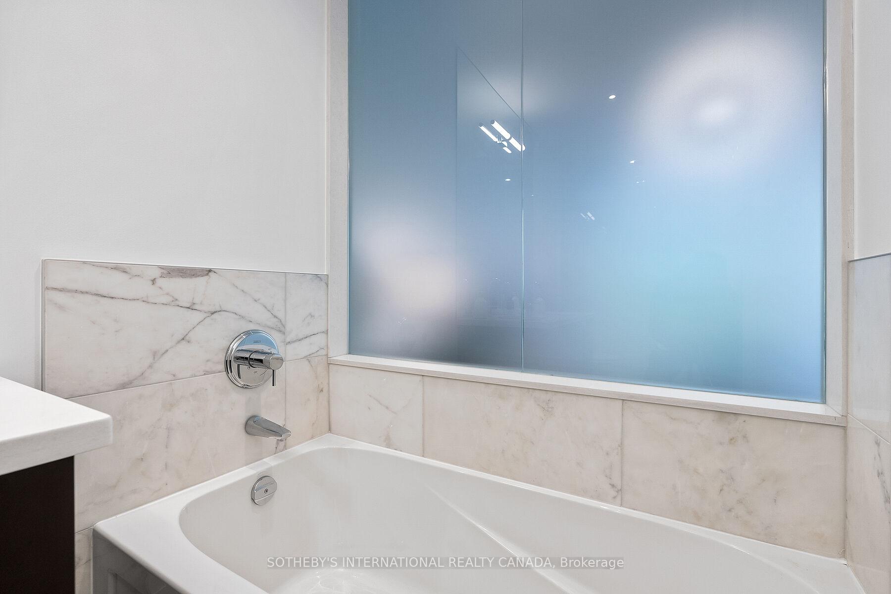 29 Queens Quay E Th 115