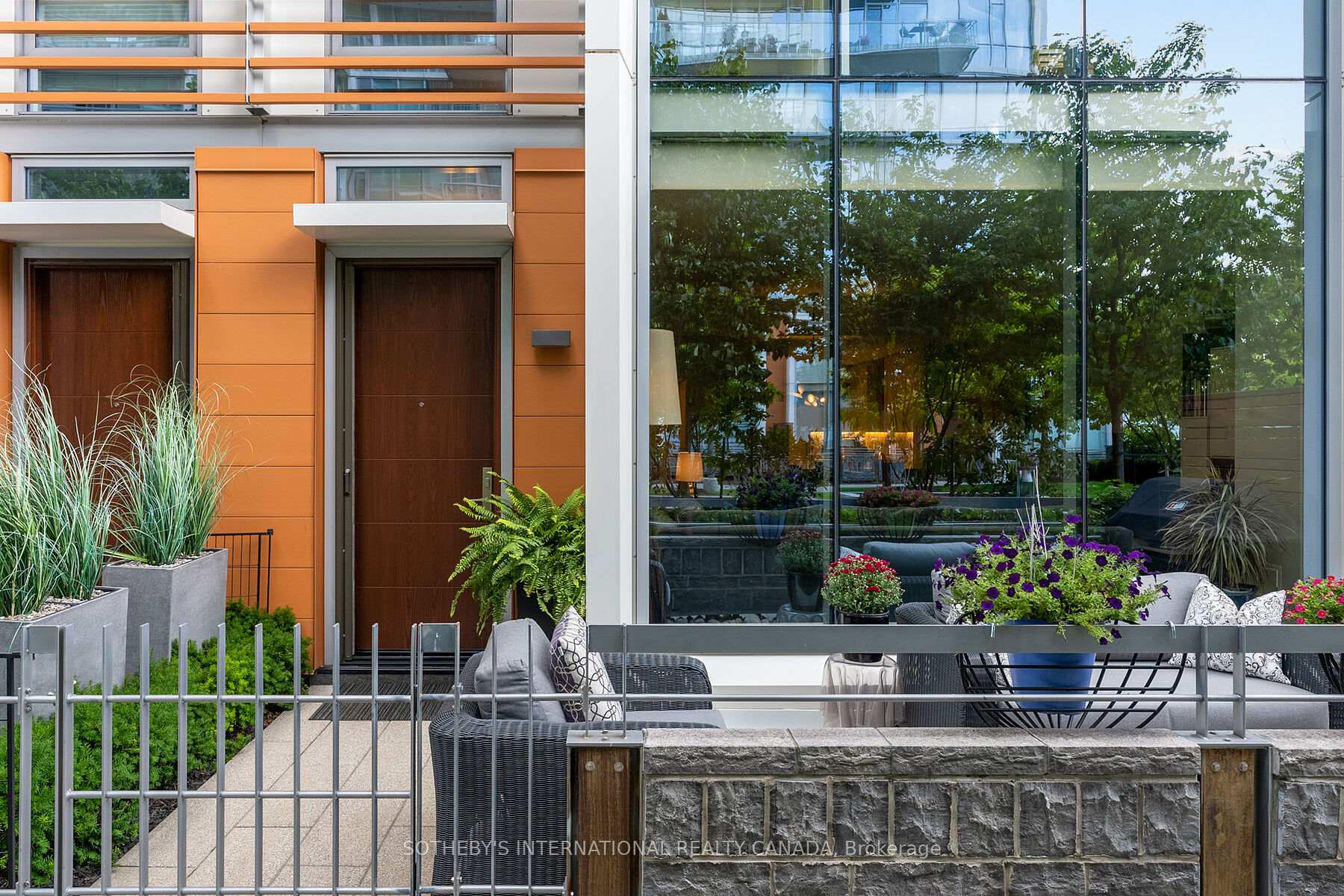 29 Queens Quay E Th 115