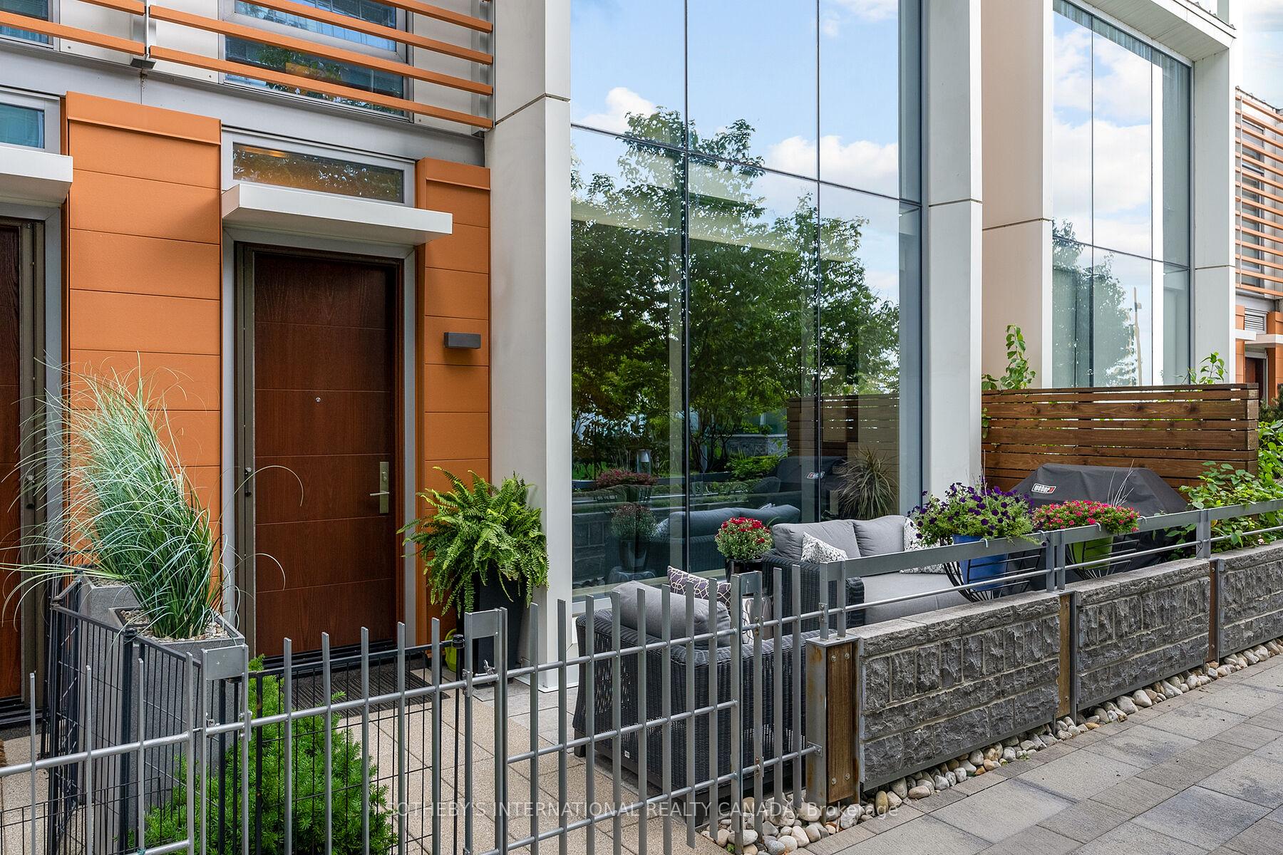 29 Queens Quay E Th 115