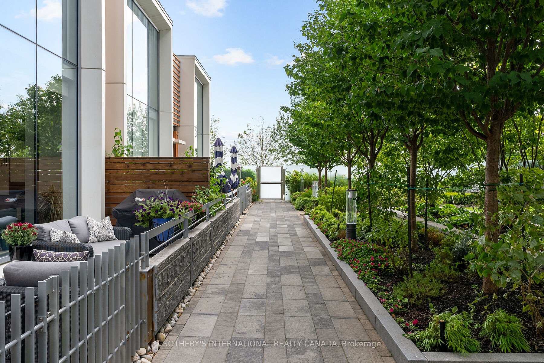 29 Queens Quay E Th 115