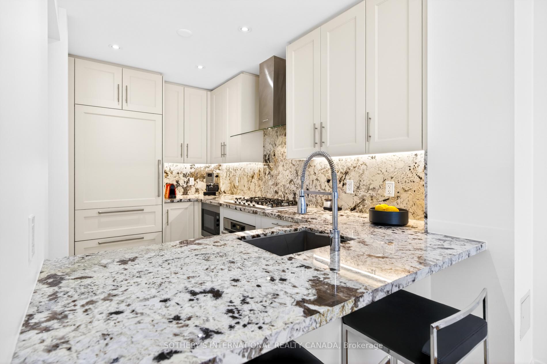 29 Queens Quay E Th 115