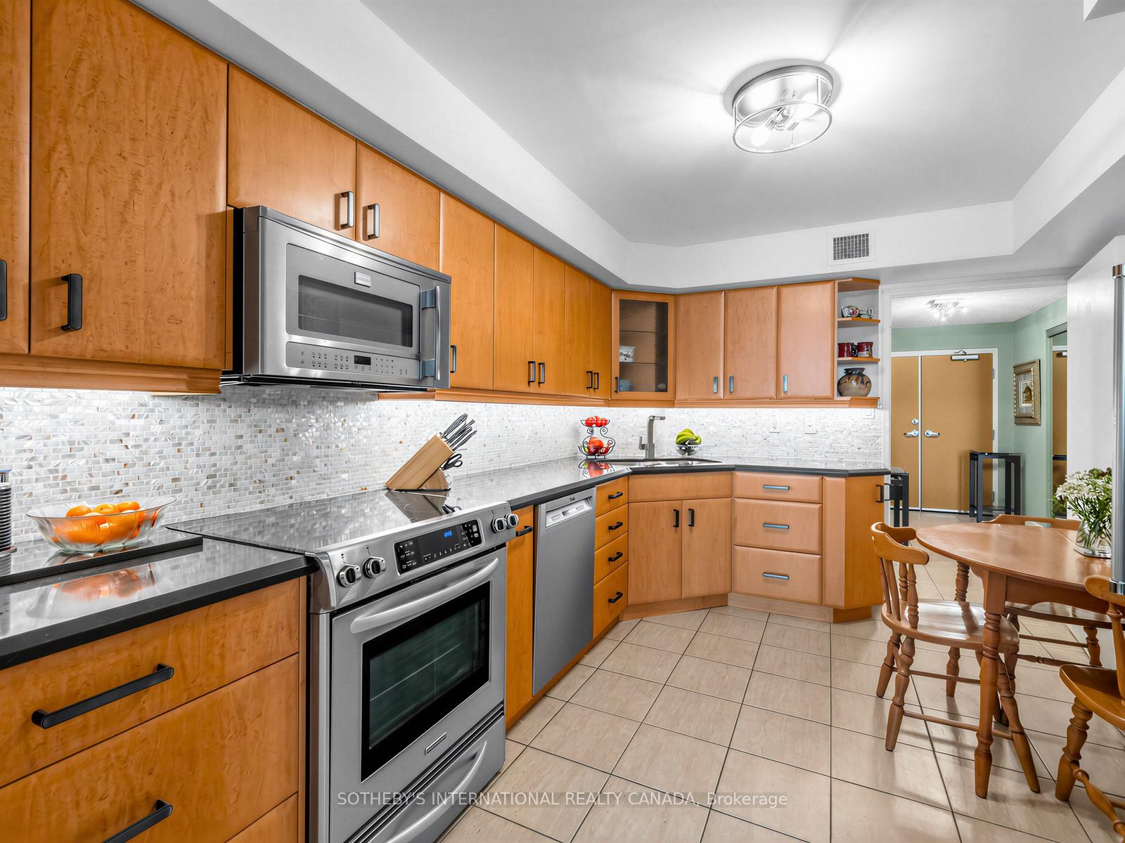 188 Spadina Avenue Th. 2