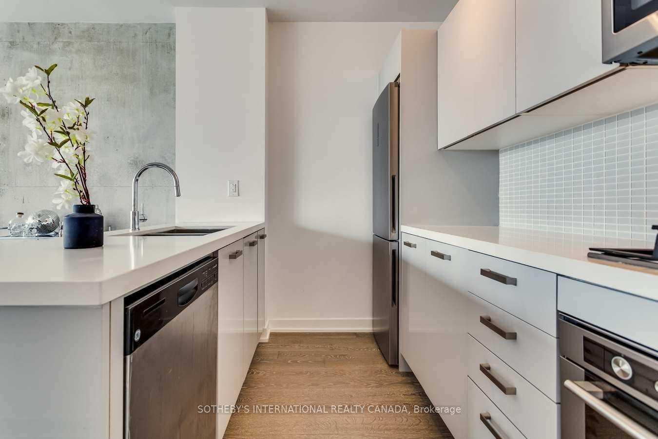39 Brant Street PH06