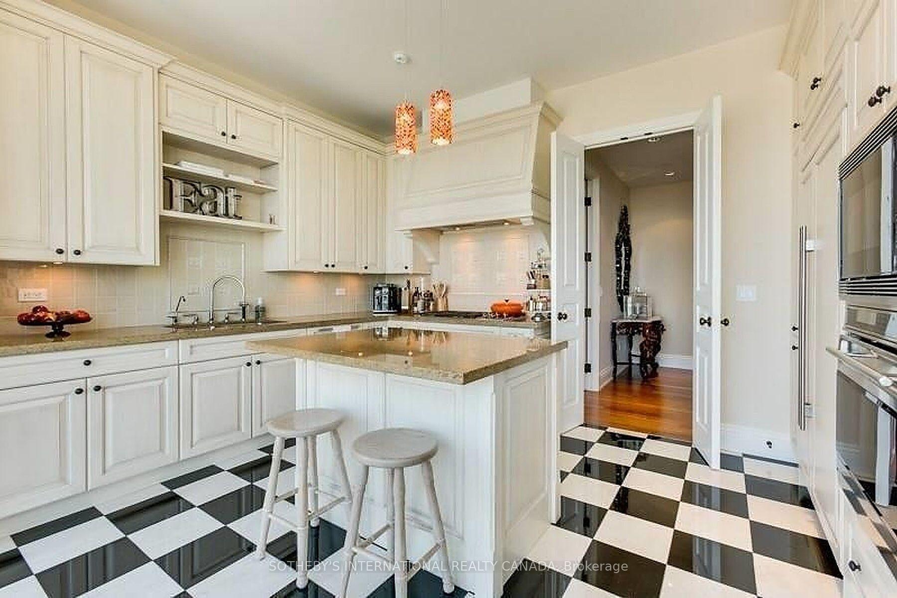 183 Wellington Street W 2602