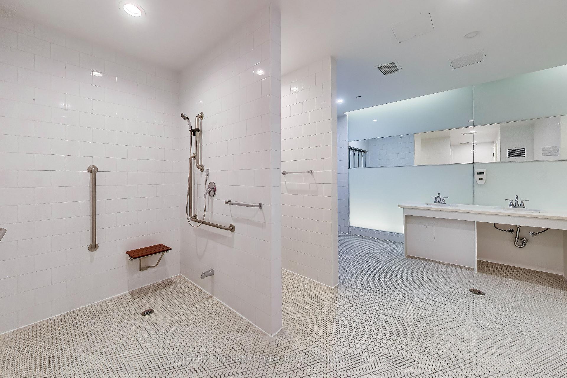 270 Wellington Street W 1005