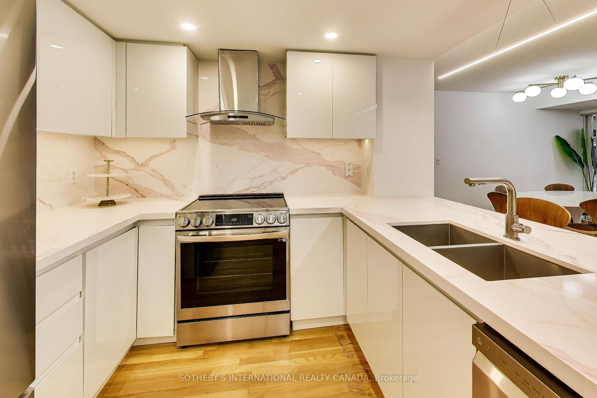270 Wellington Street W 1005