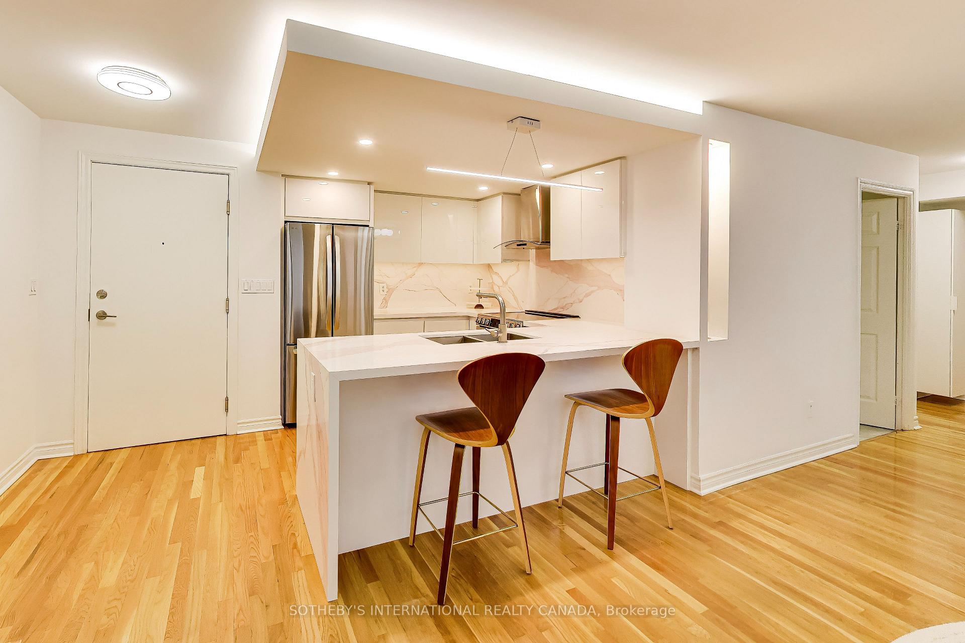 270 Wellington Street W 1005