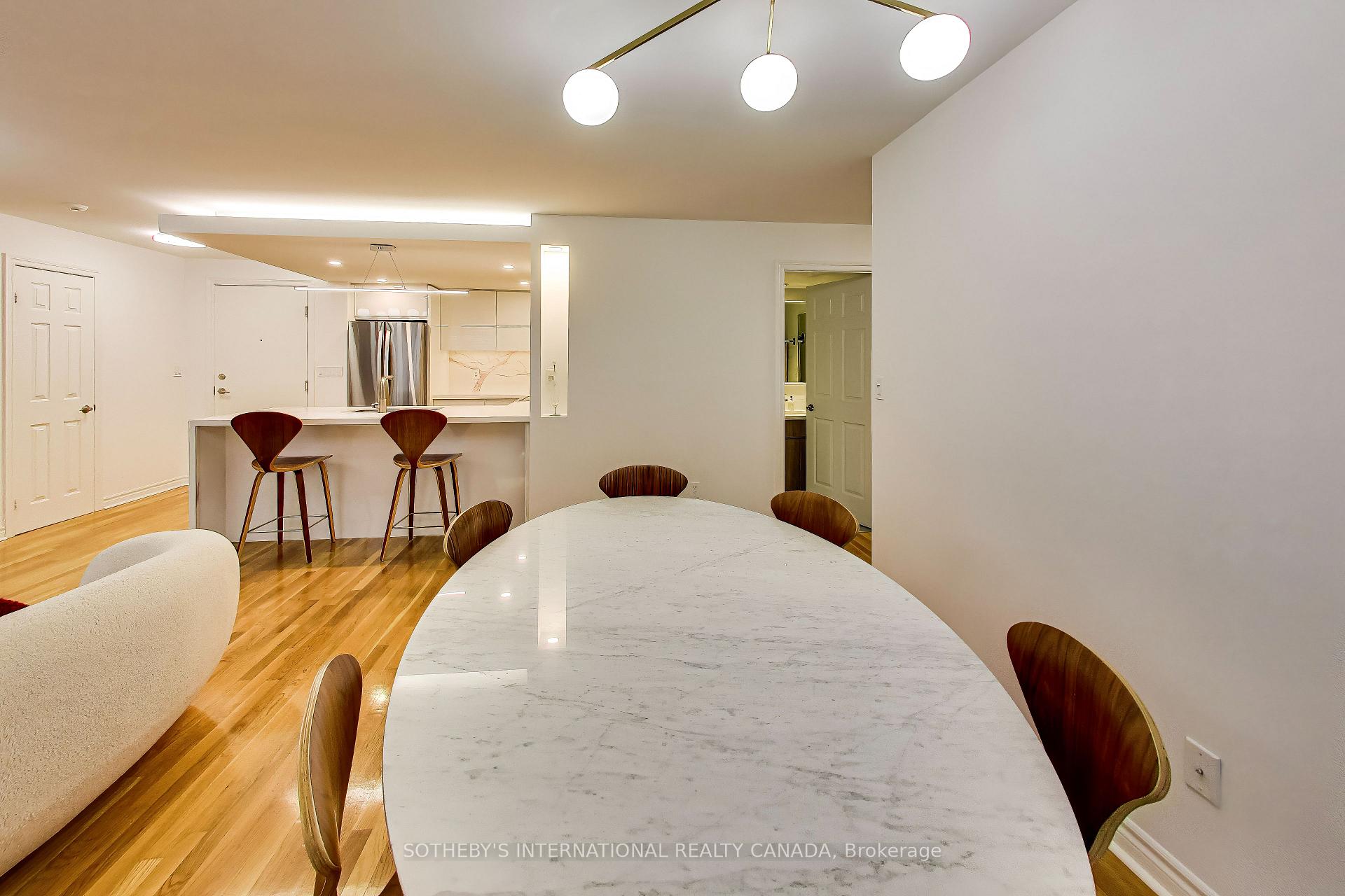 270 Wellington Street W 1005