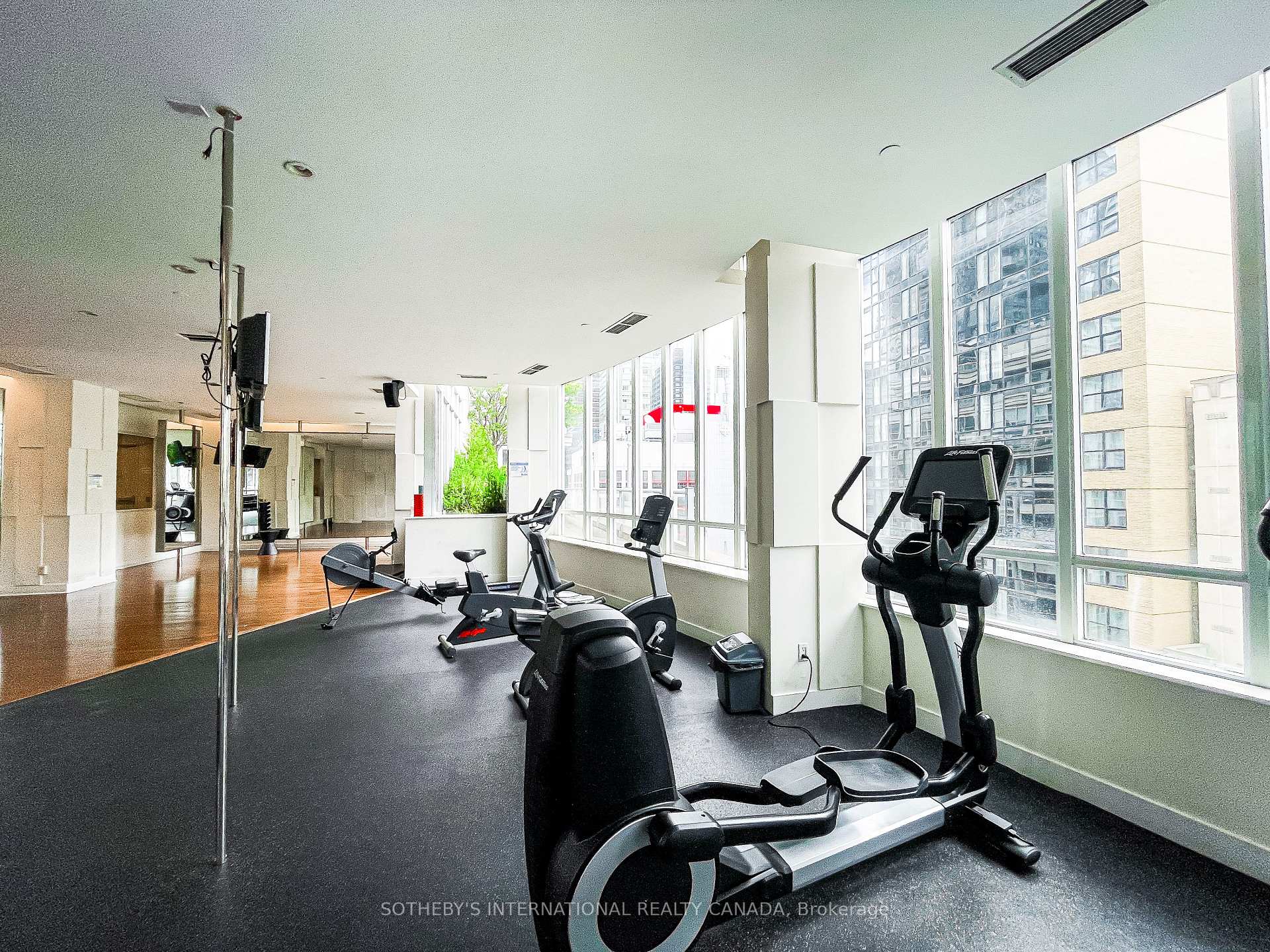 270 Wellington Street W 1005