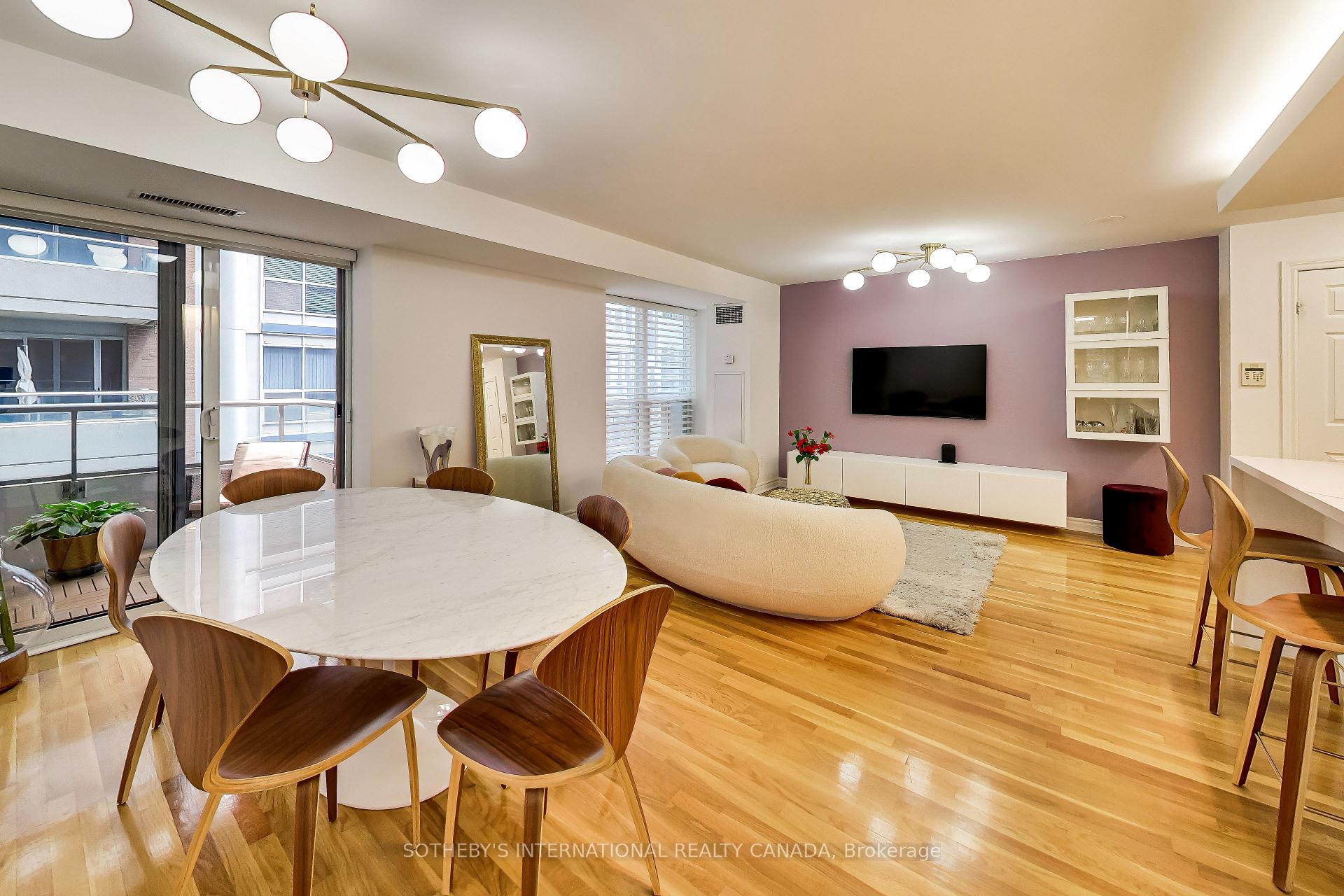270 Wellington Street W 1005