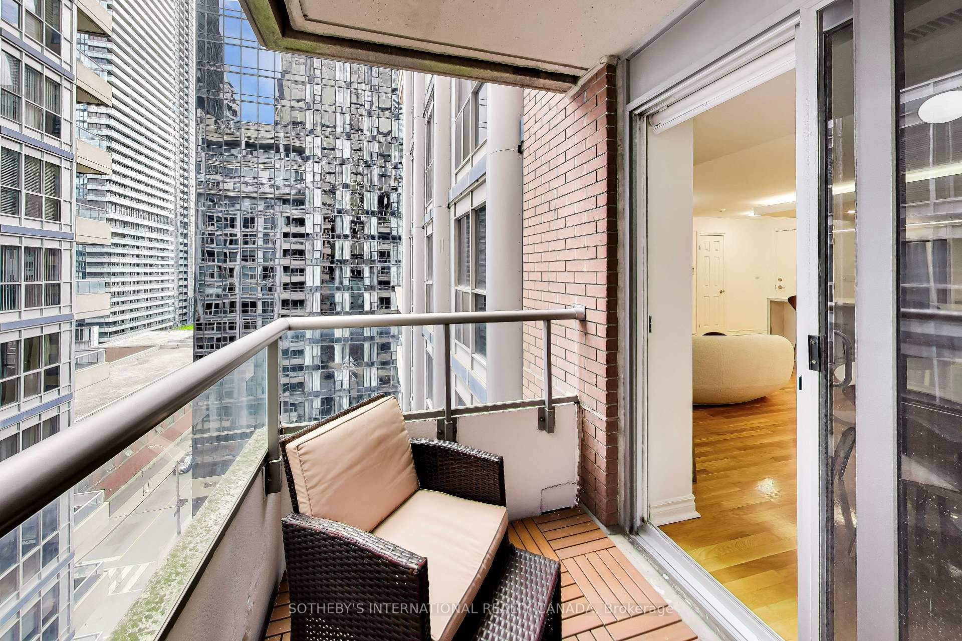 270 Wellington Street W 1005
