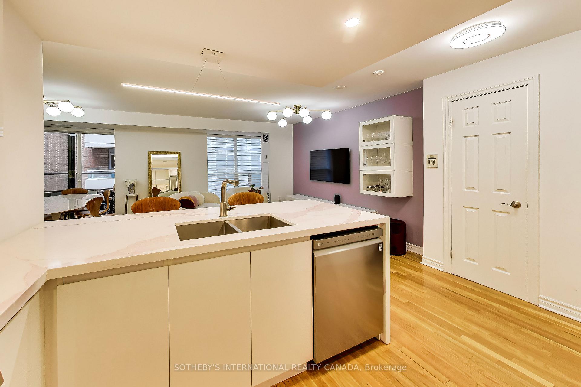 270 Wellington Street W 1005