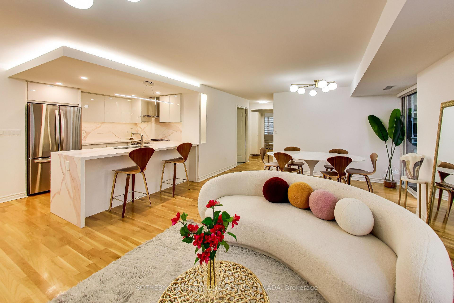 270 Wellington Street W 1005