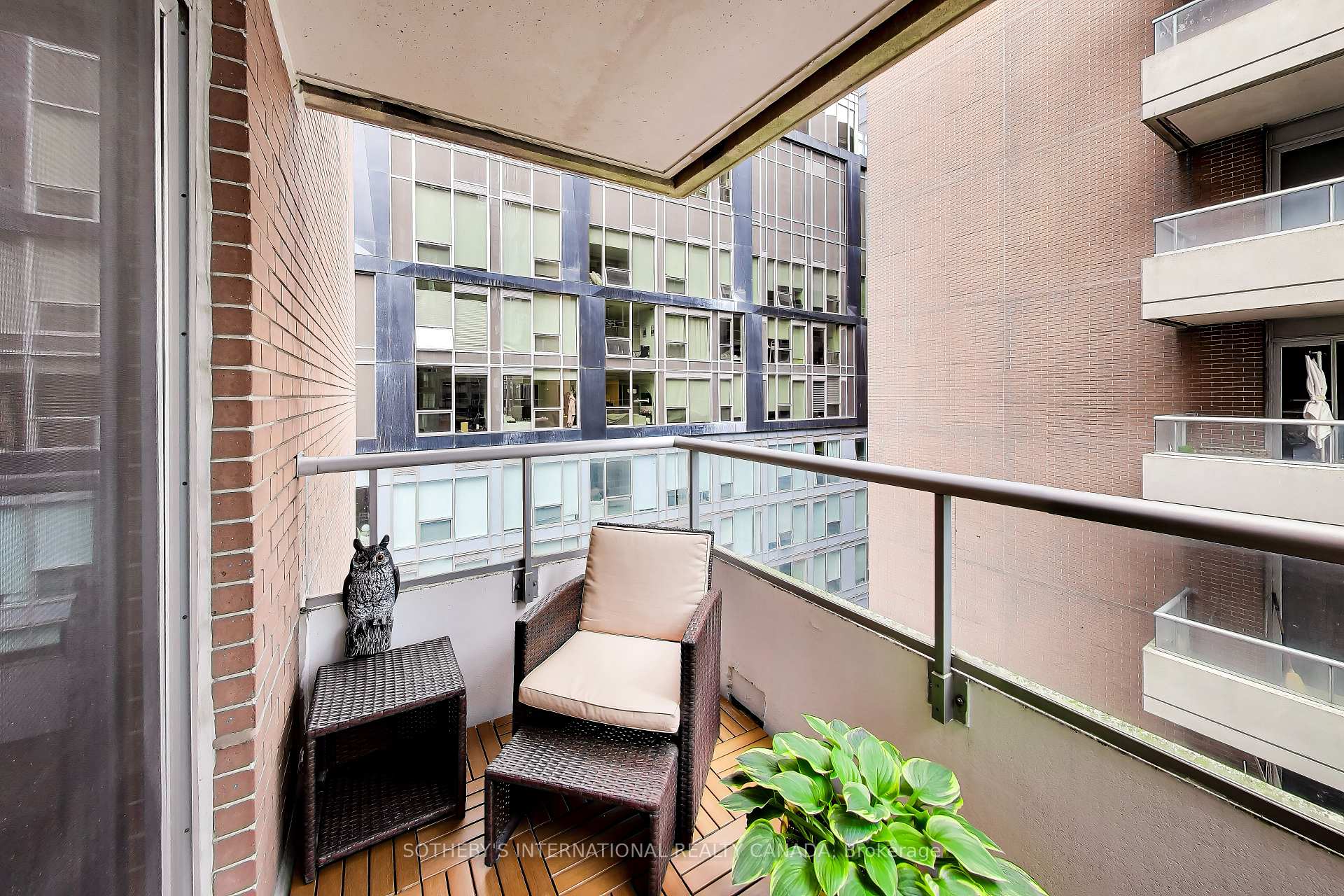 270 Wellington Street W 1005
