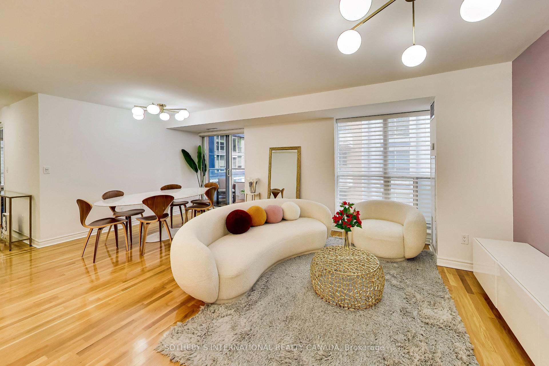 270 Wellington Street W 1005