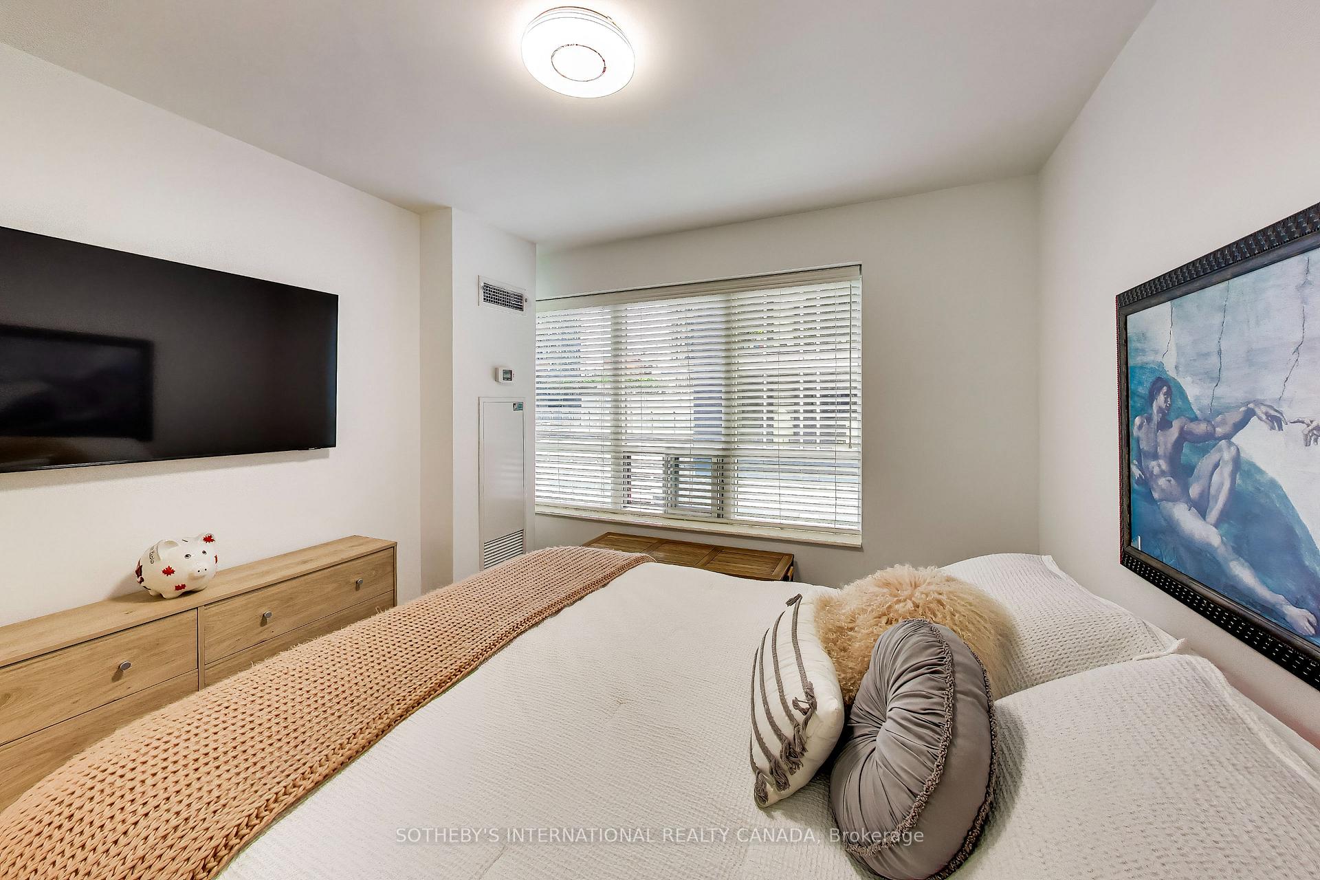 270 Wellington Street W 1005