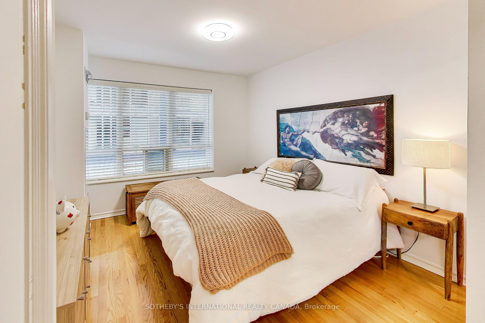 270 Wellington Street W 1005