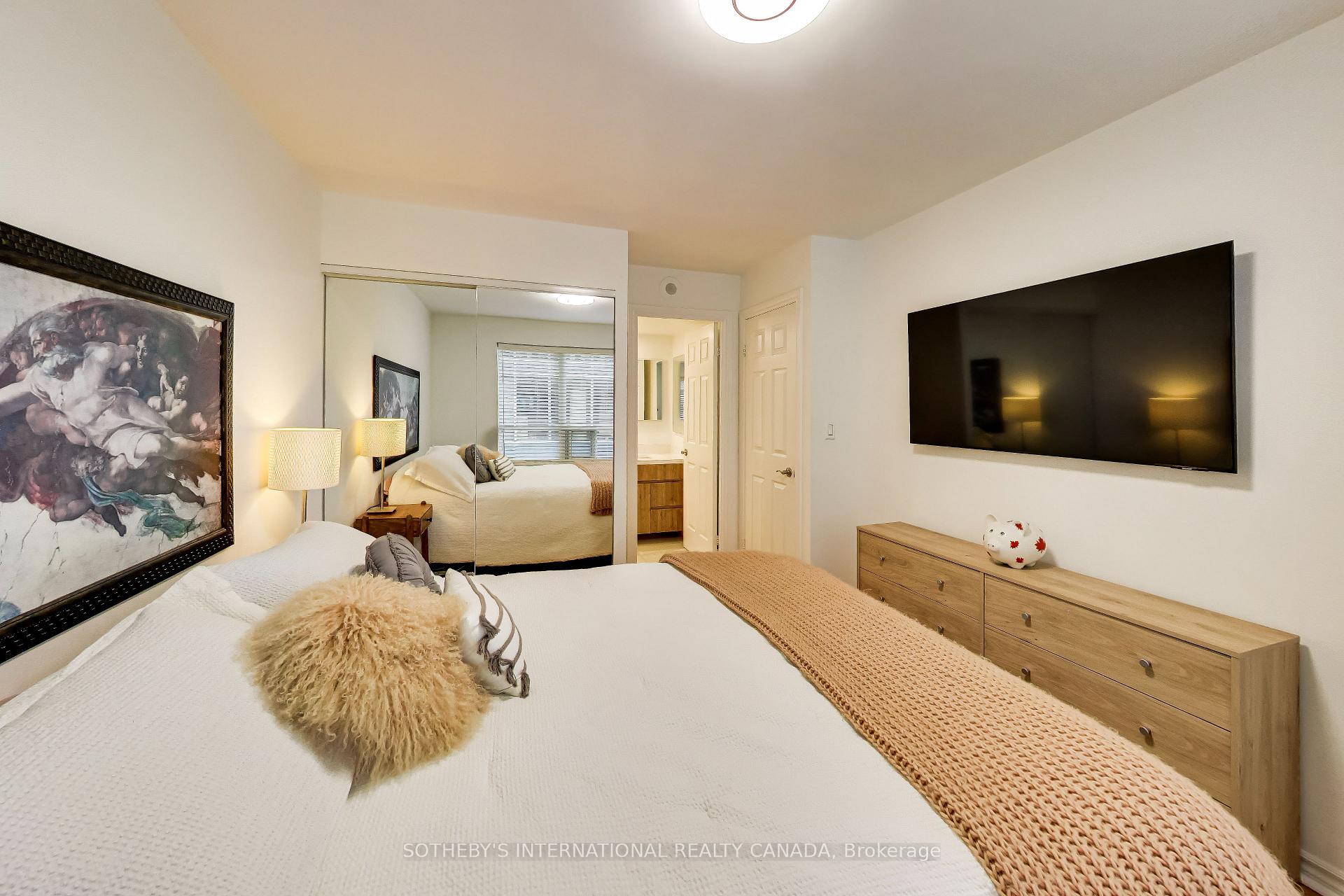 270 Wellington Street W 1005
