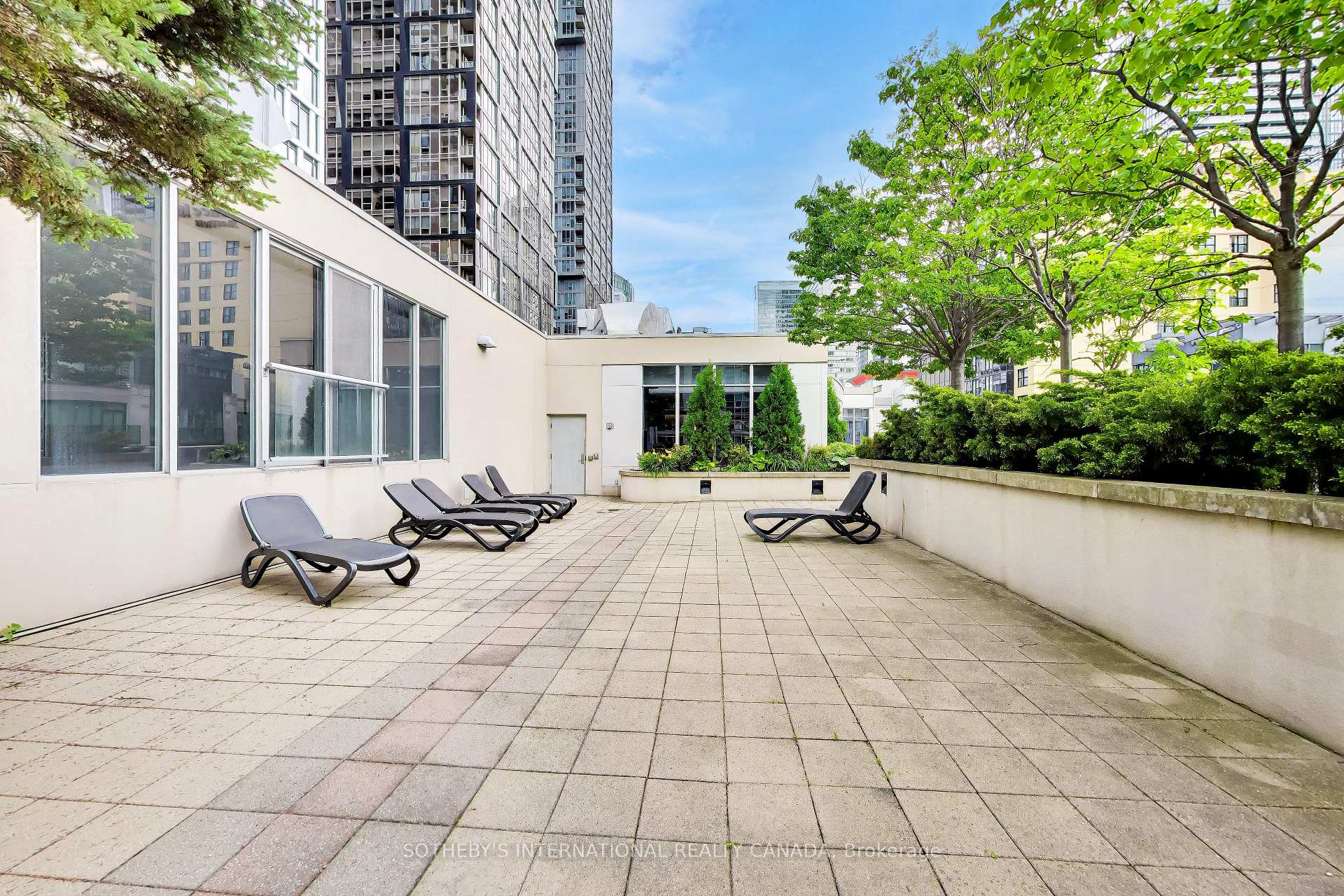270 Wellington Street W 1005