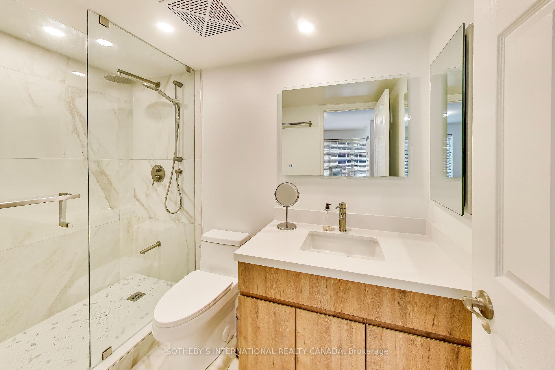 270 Wellington Street W 1005