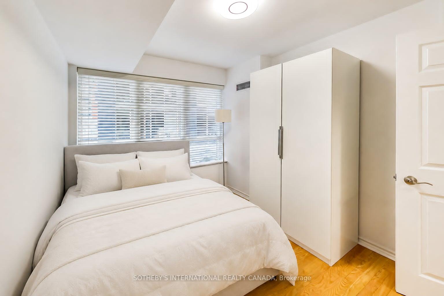 270 Wellington Street W 1005