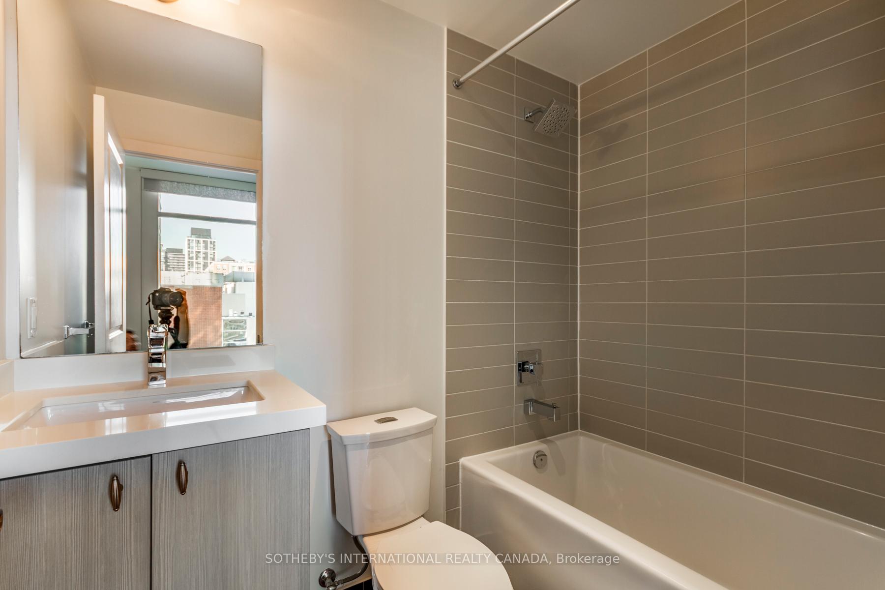 105 George Street 713, Toronto Unit: 713
