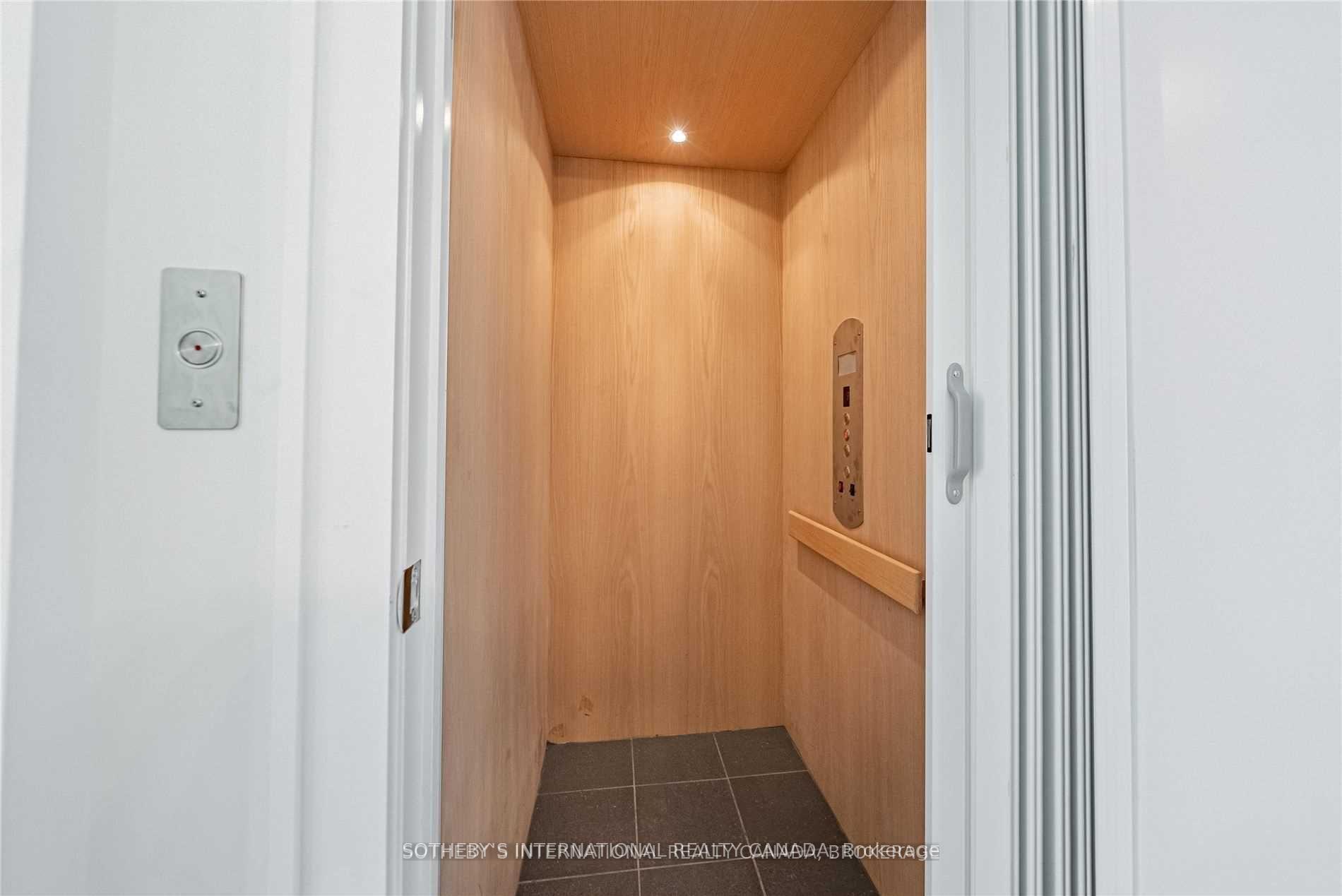 29 Queens Quay E TH-113, Toronto Unit: TH-113