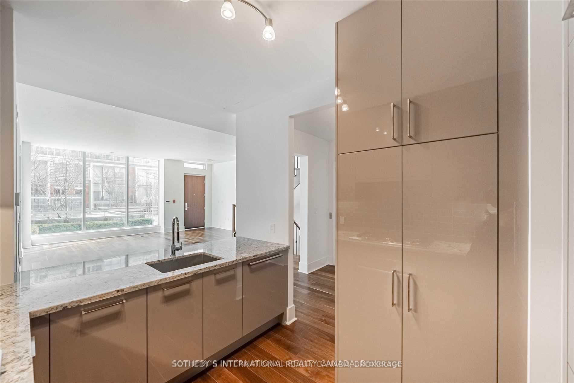 29 Queens Quay E TH-113, Toronto Unit: TH-113