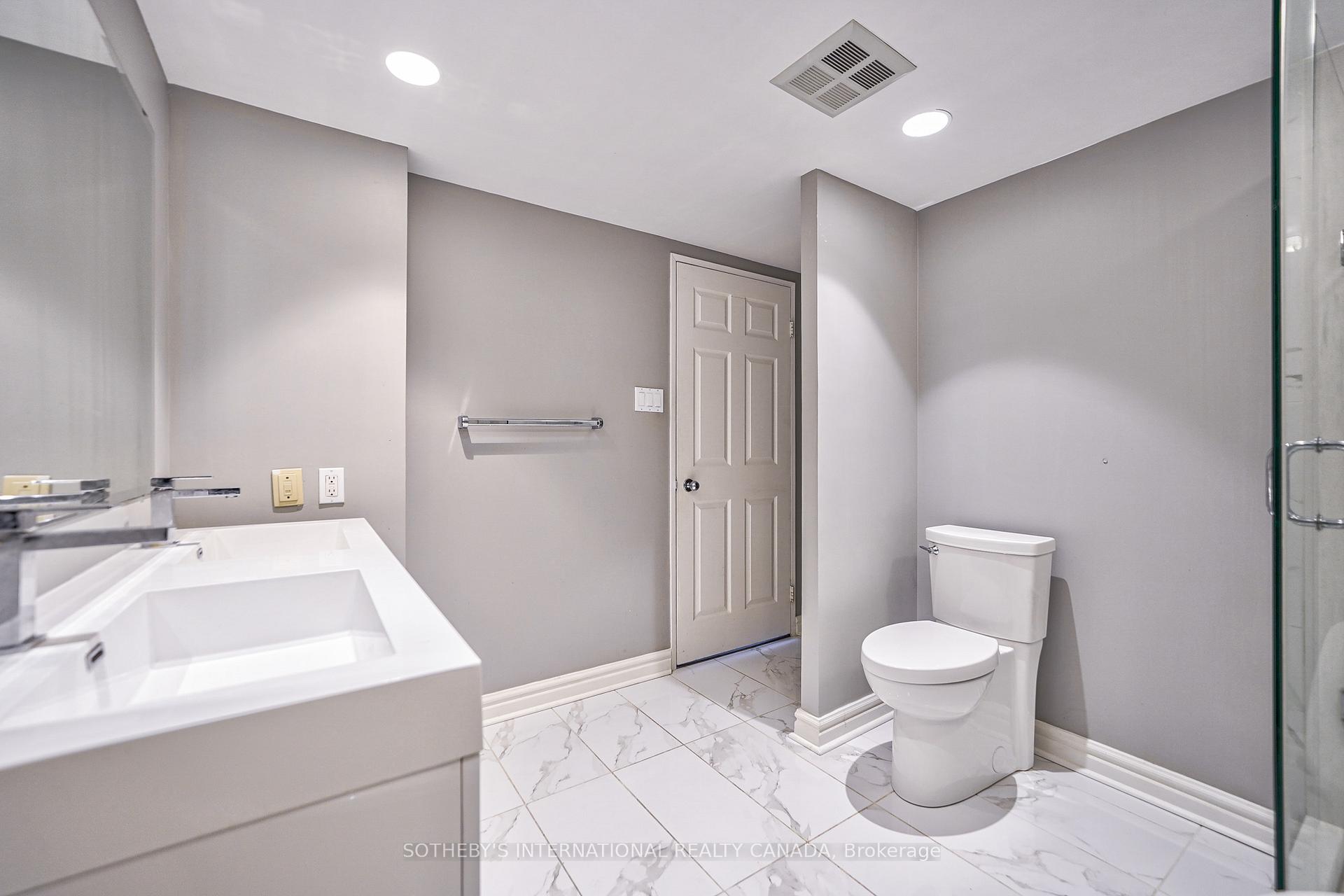 33 University Avenue 2506, Toronto Unit: 2506