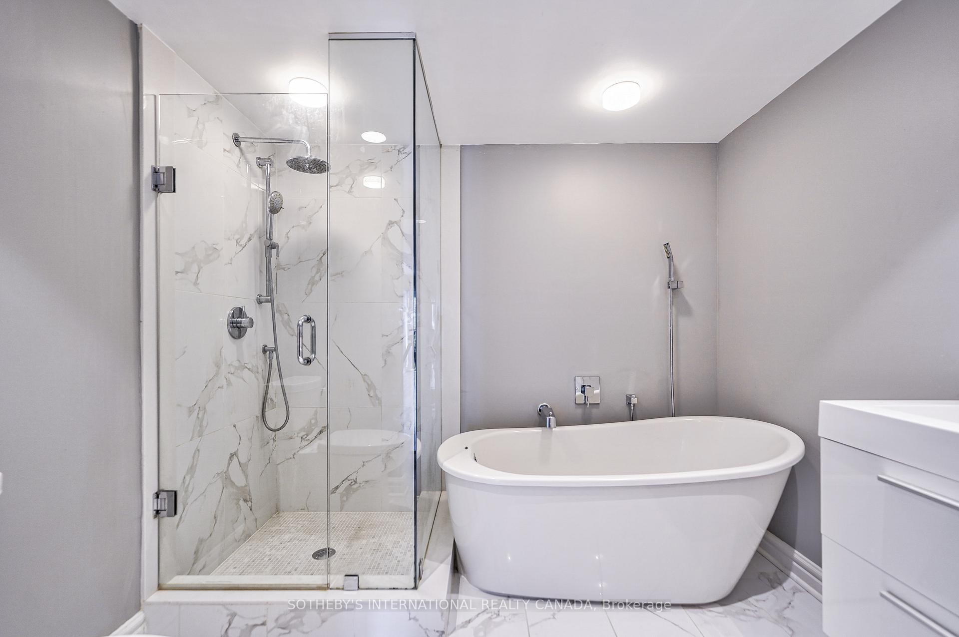 33 University Avenue 2506, Toronto Unit: 2506