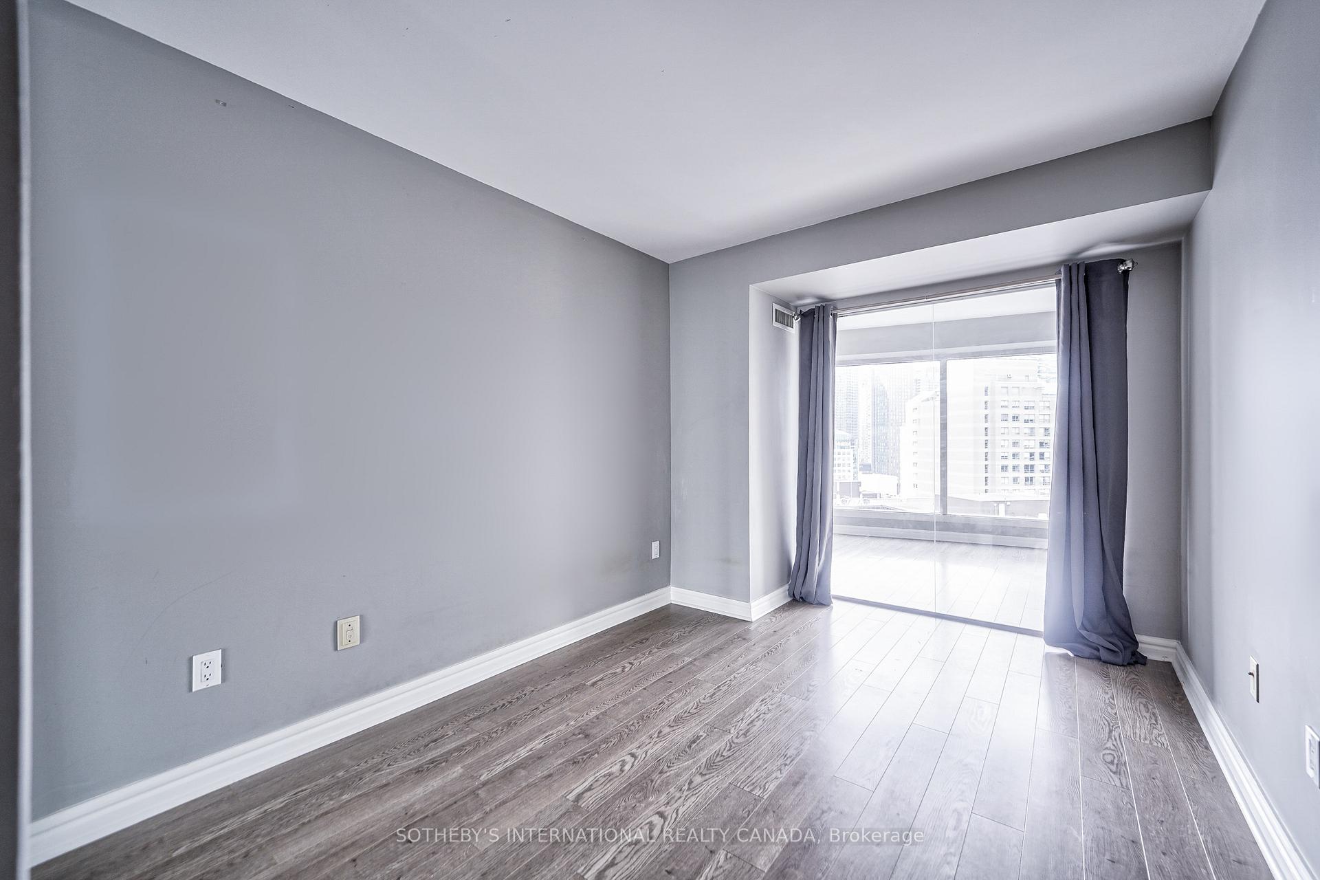 33 University Avenue 2506, Toronto Unit: 2506