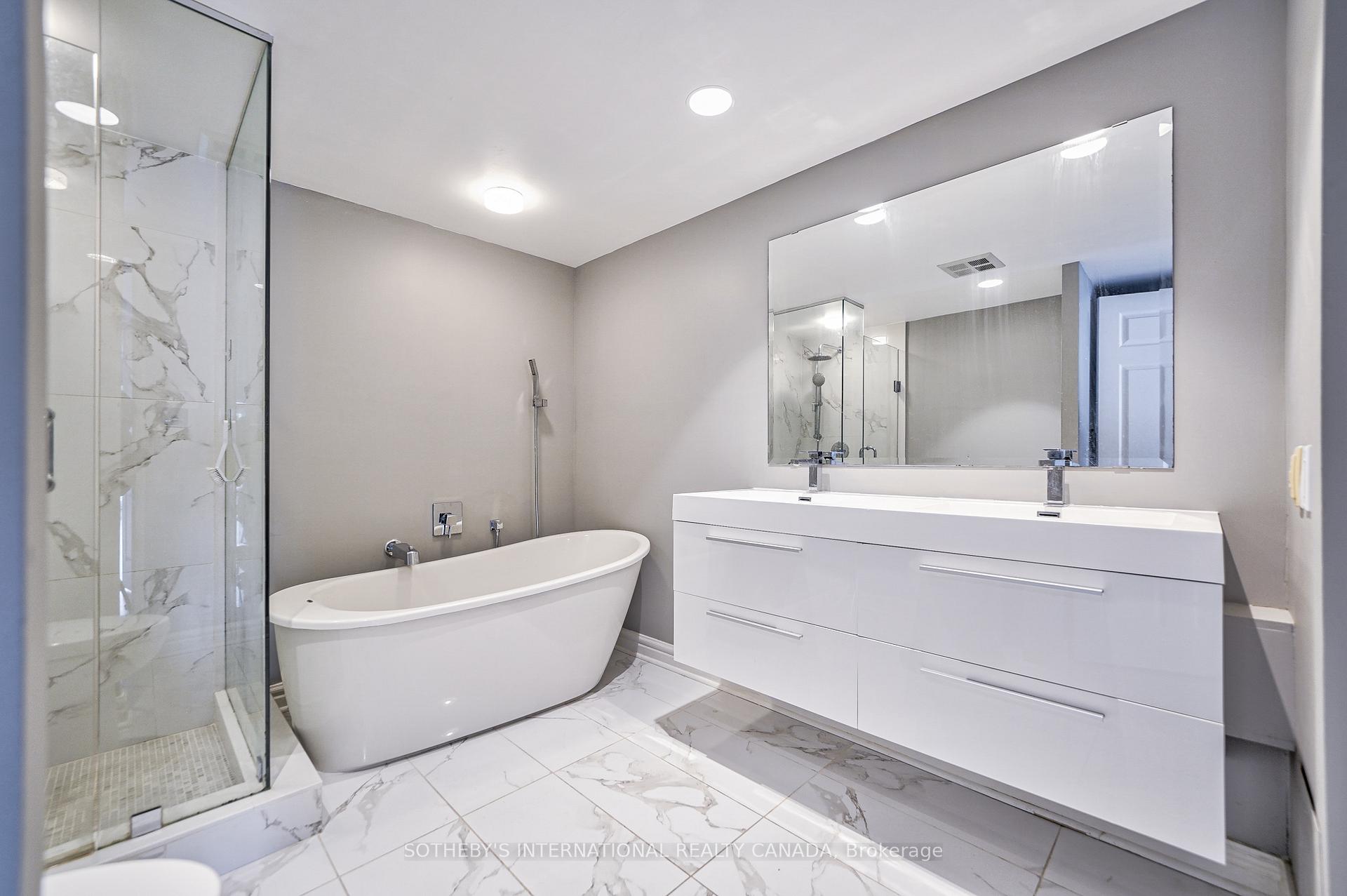 33 University Avenue 2506, Toronto Unit: 2506