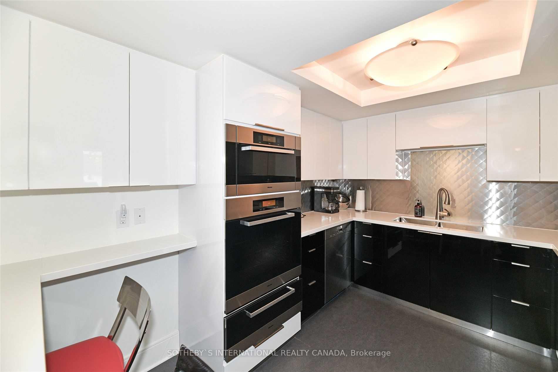 18 Lower Village Gate 111, Toronto Unit: 111