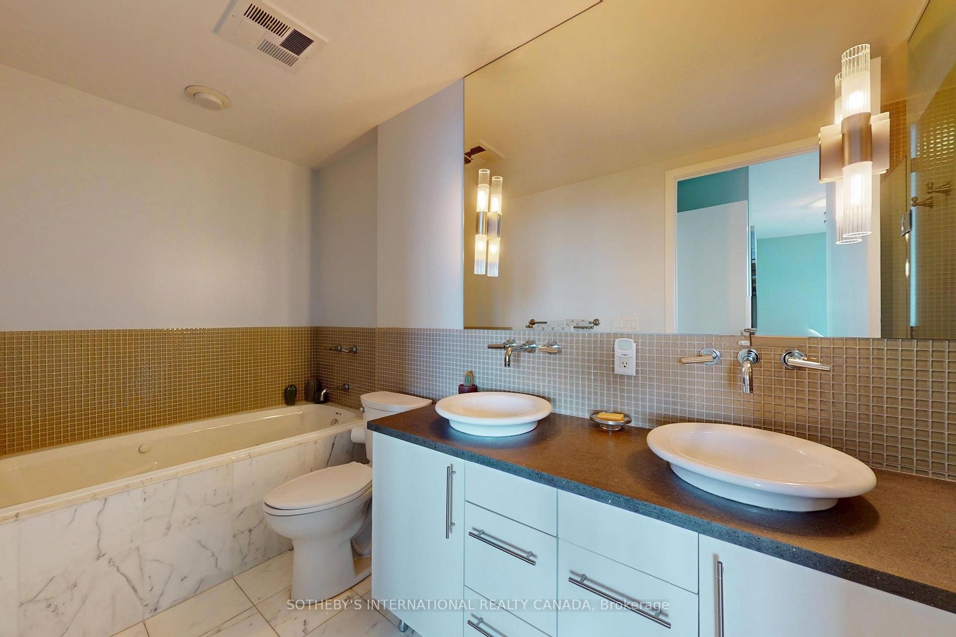 33 Lombard Street 4204, Toronto Unit: 4204