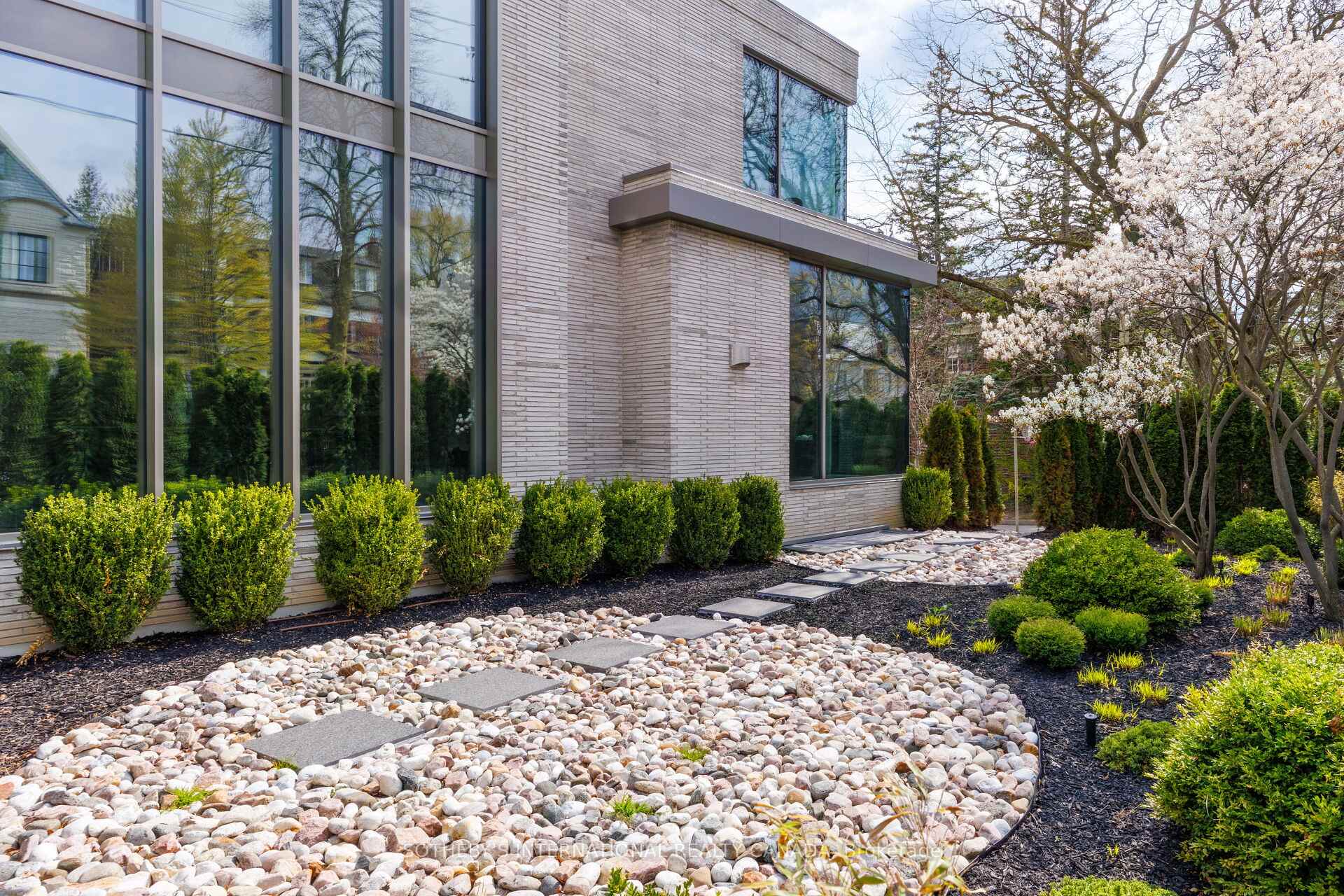 211 Dunvegan Road, Toronto