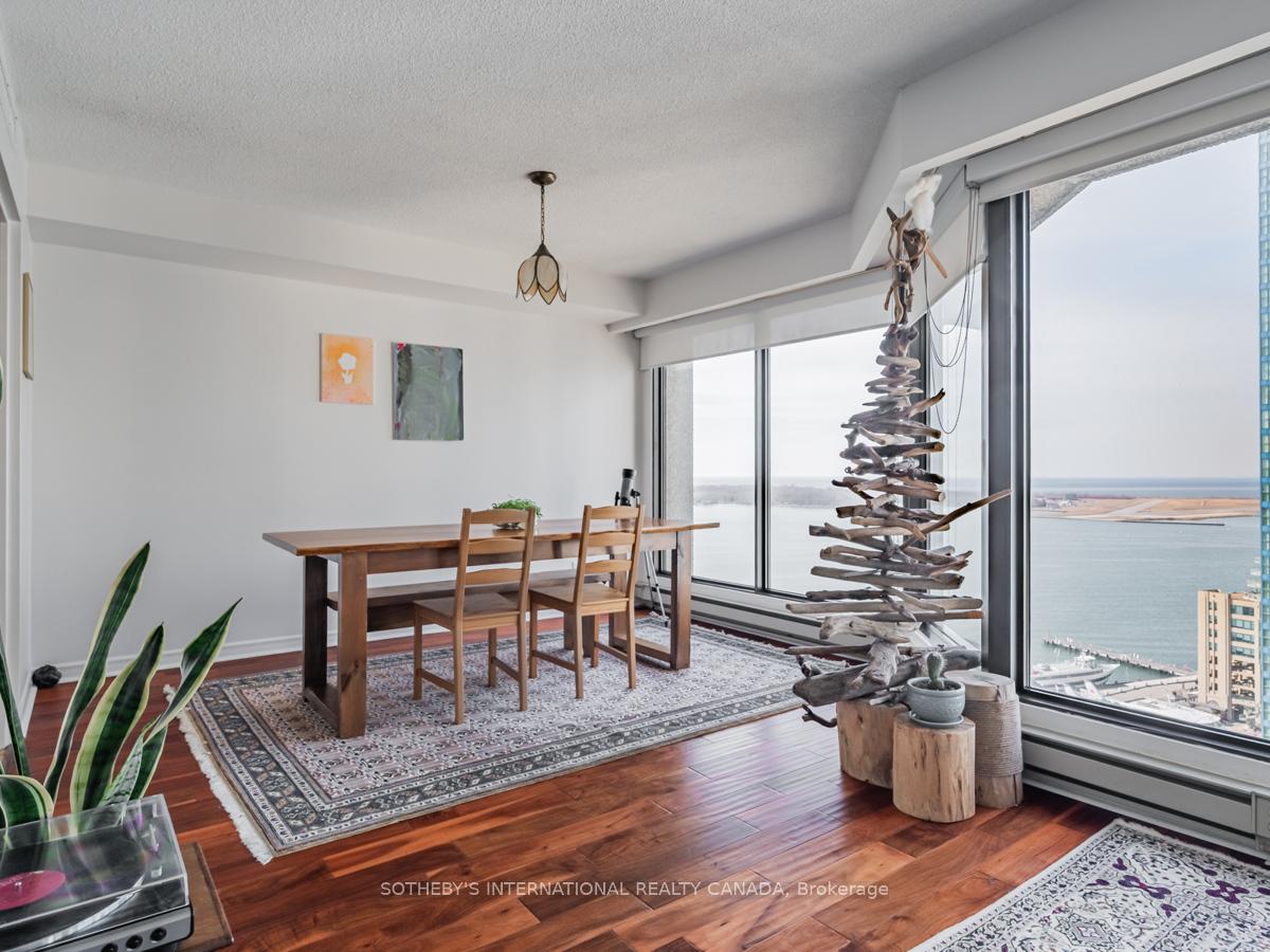 65 Harbour Square 2204, Toronto Unit: 2204