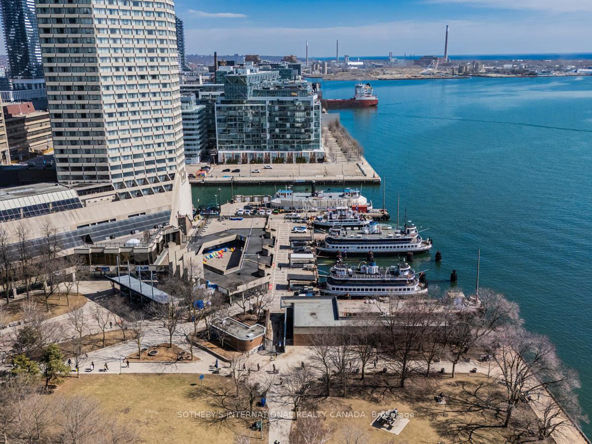 65 Harbour Square 2204, Toronto Unit: 2204