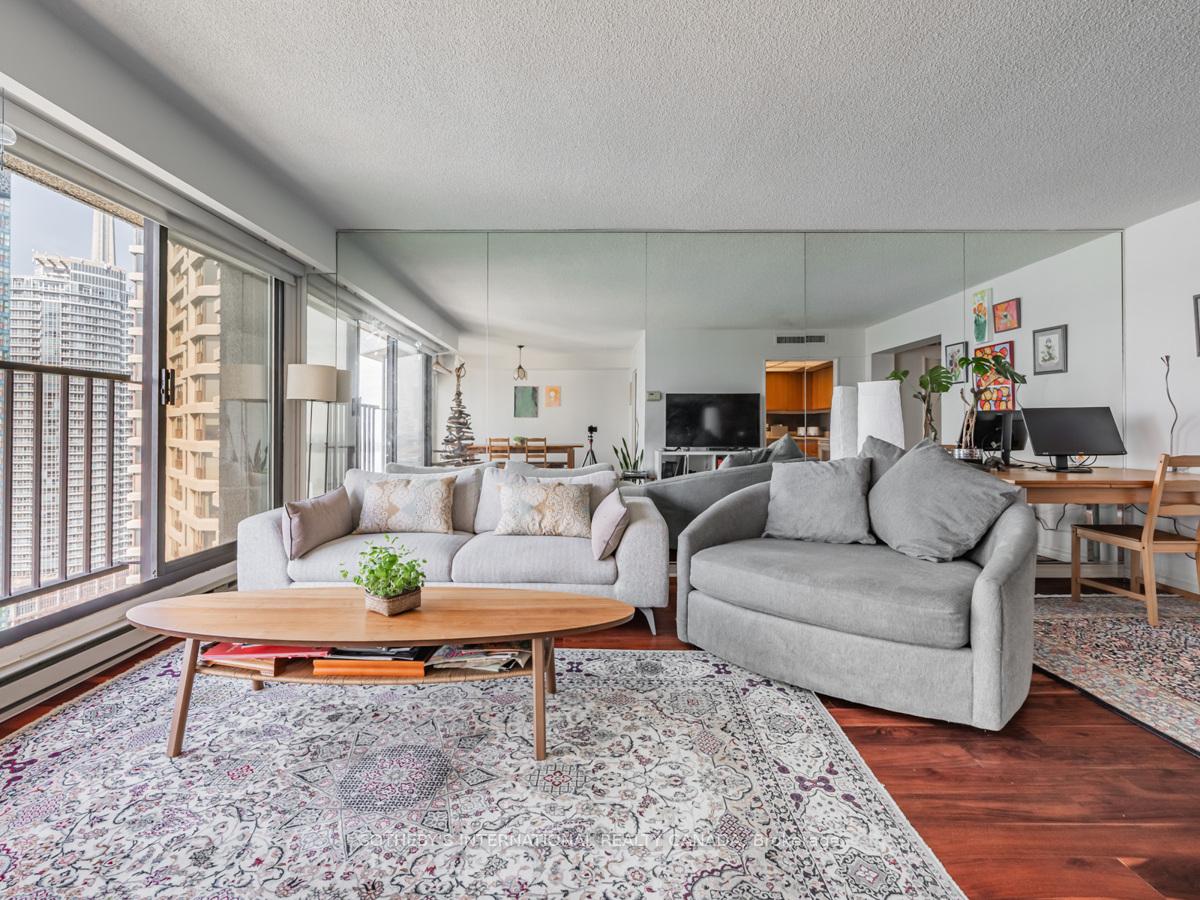 65 Harbour Square 2204, Toronto Unit: 2204