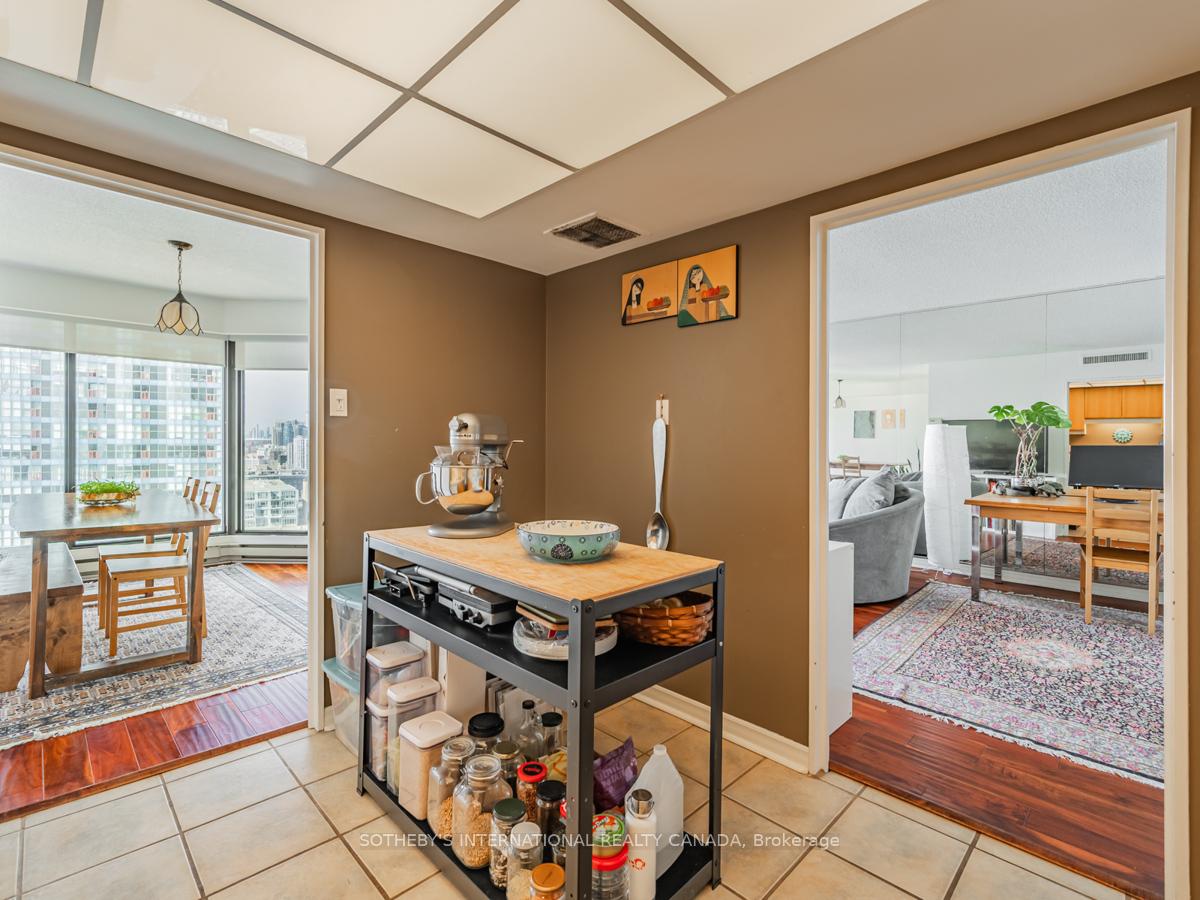 65 Harbour Square 2204, Toronto Unit: 2204