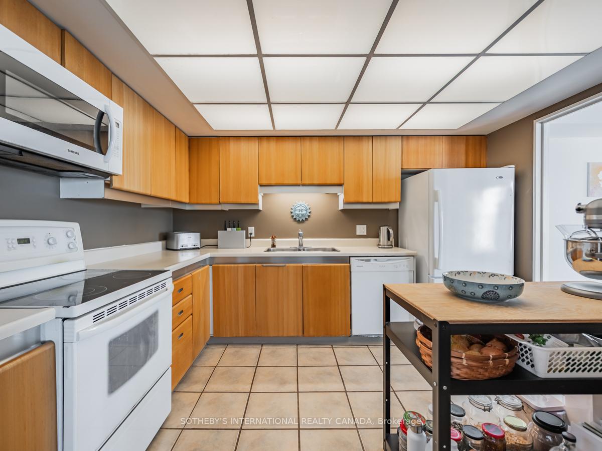 65 Harbour Square 2204, Toronto Unit: 2204