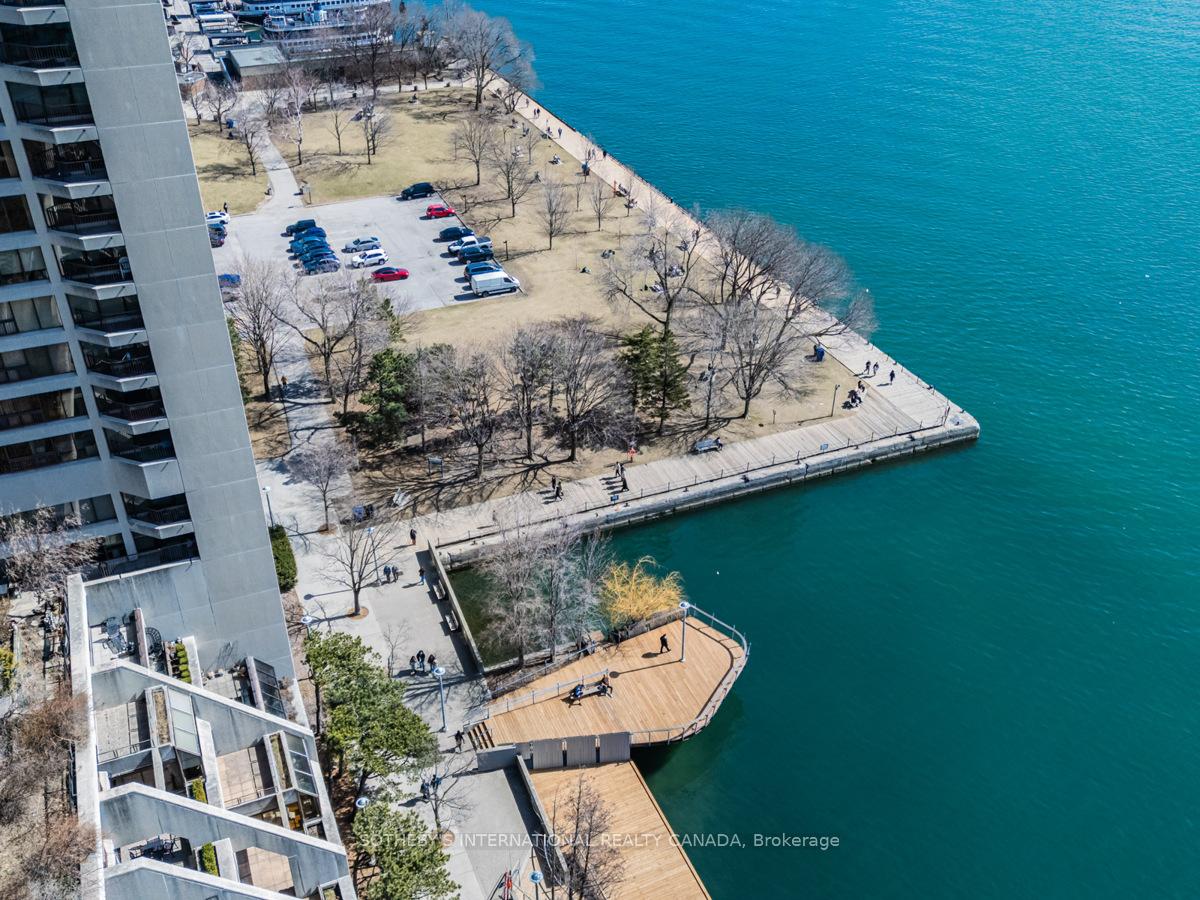 65 Harbour Square 2204, Toronto Unit: 2204