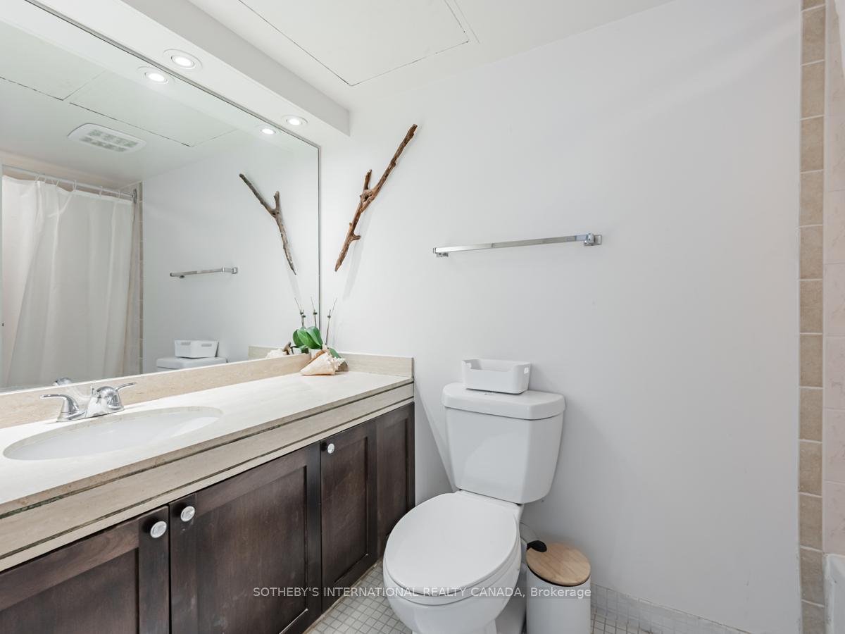 65 Harbour Square 2204, Toronto Unit: 2204
