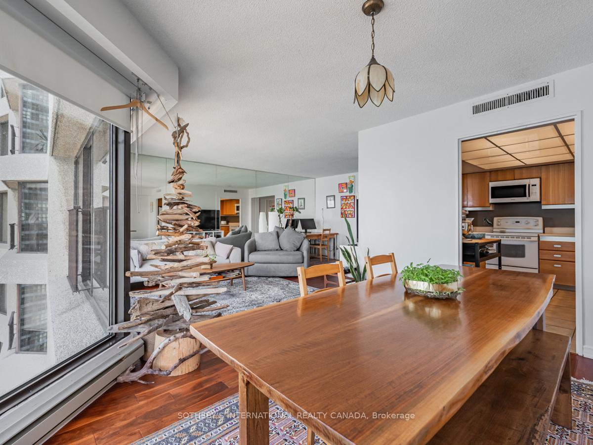 65 Harbour Square 2204, Toronto Unit: 2204