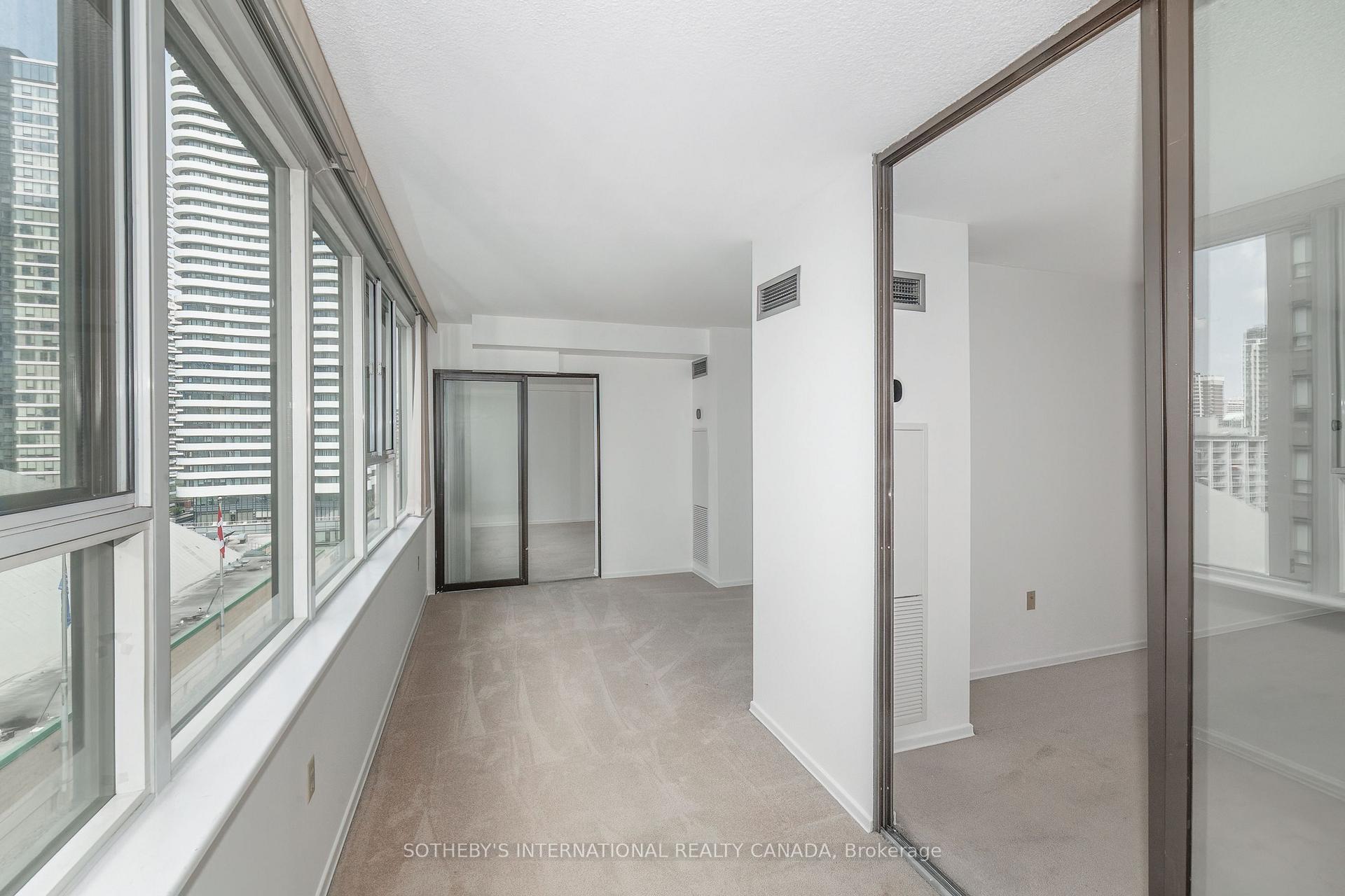 45 Carlton Street 1707, Toronto Unit: 1707