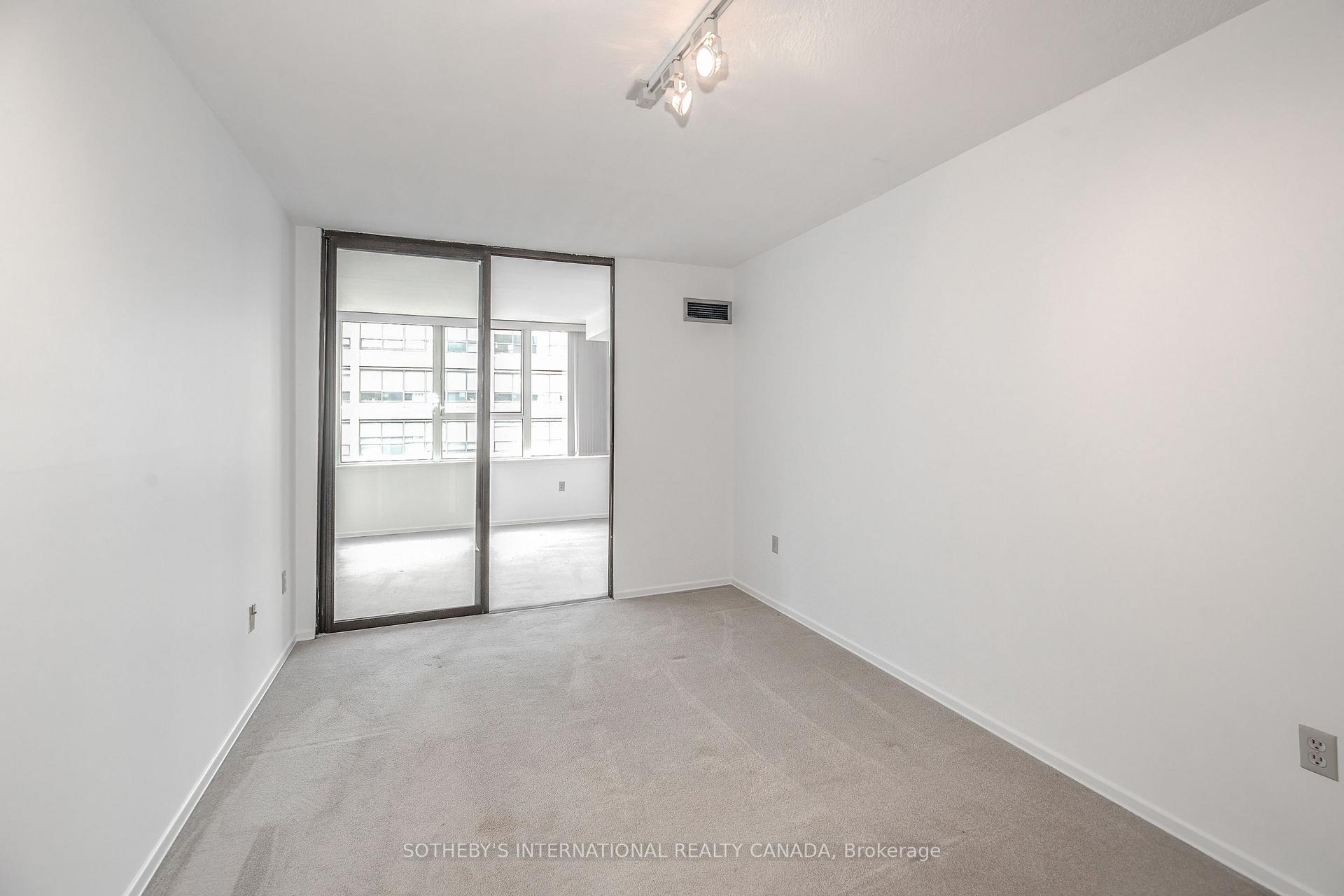 45 Carlton Street 1707, Toronto Unit: 1707