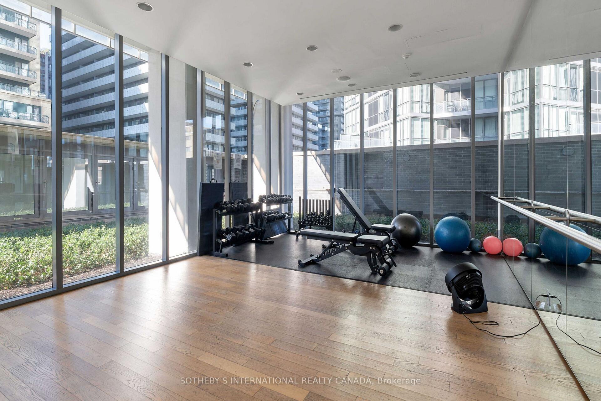 33 Charles Street E 1611, Toronto Unit: 1611