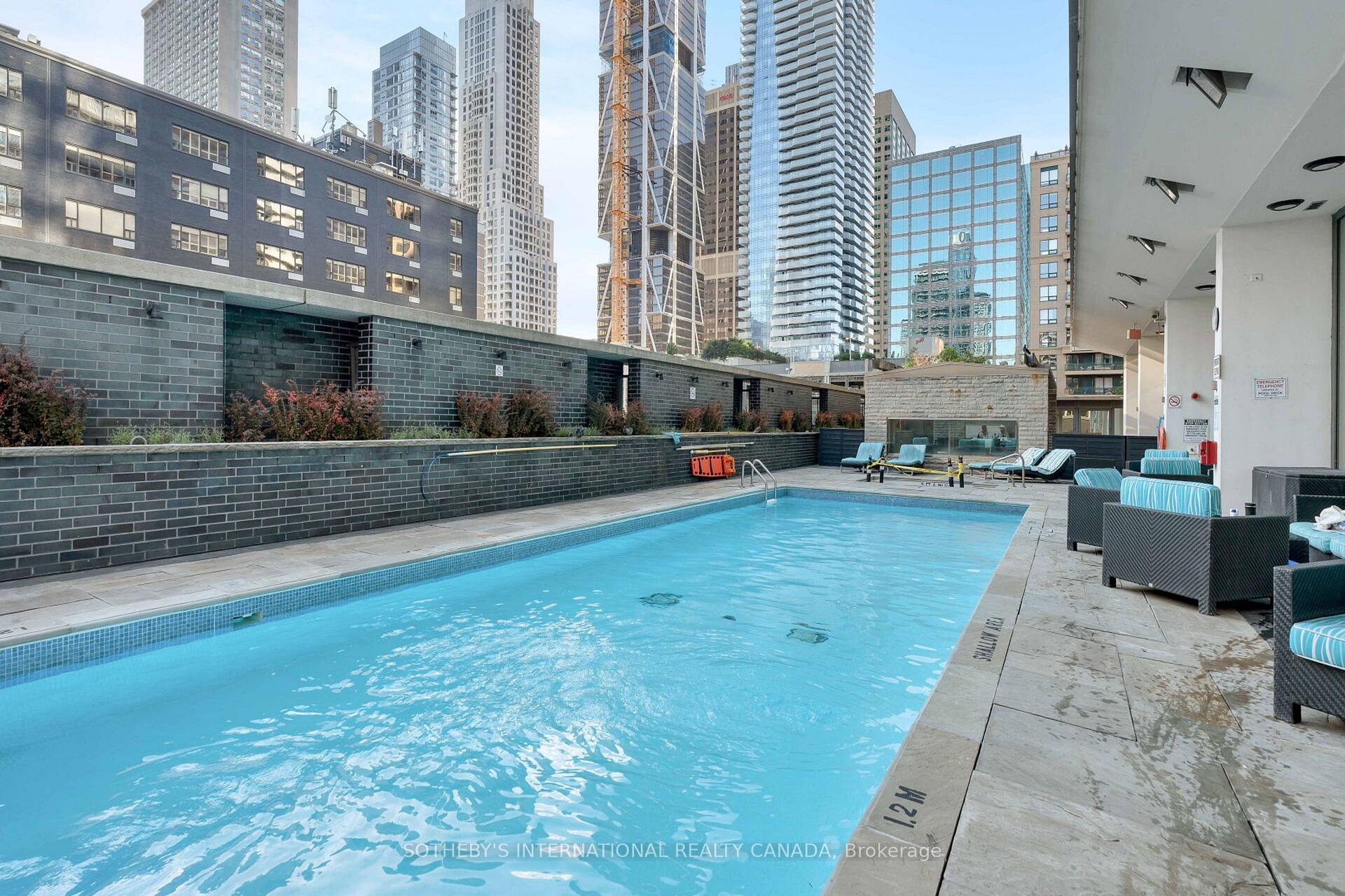 33 Charles Street E 1611, Toronto Unit: 1611