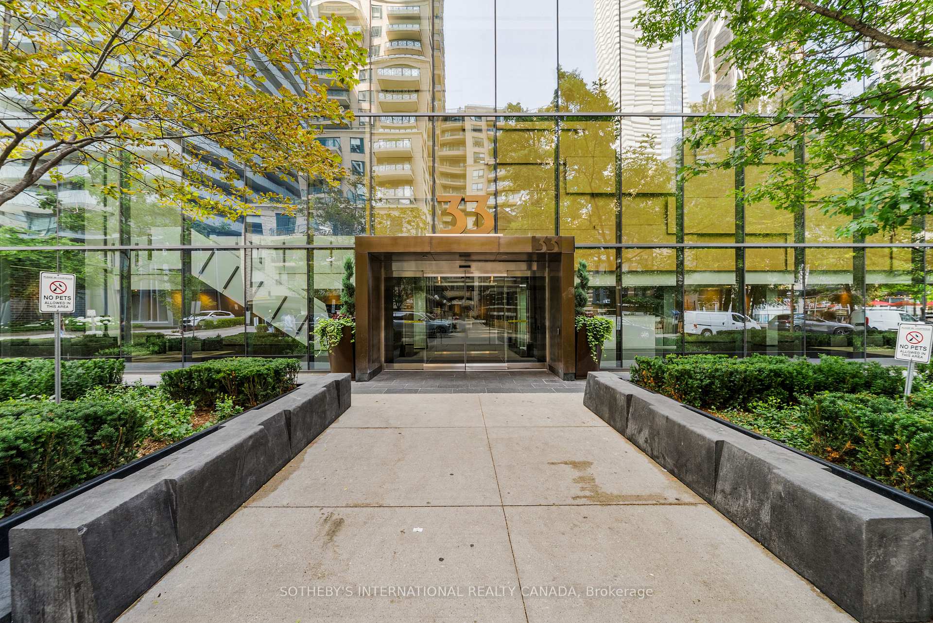 33 Charles Street E 1611, Toronto Unit: 1611