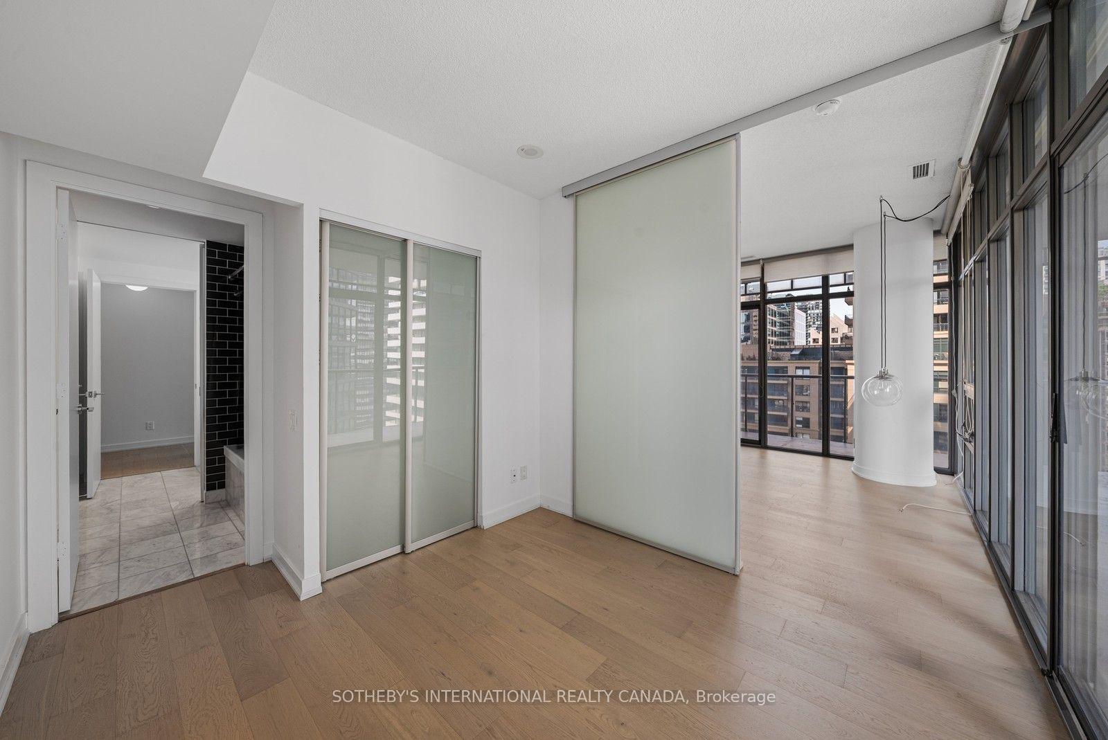 33 Charles Street E 1611, Toronto Unit: 1611